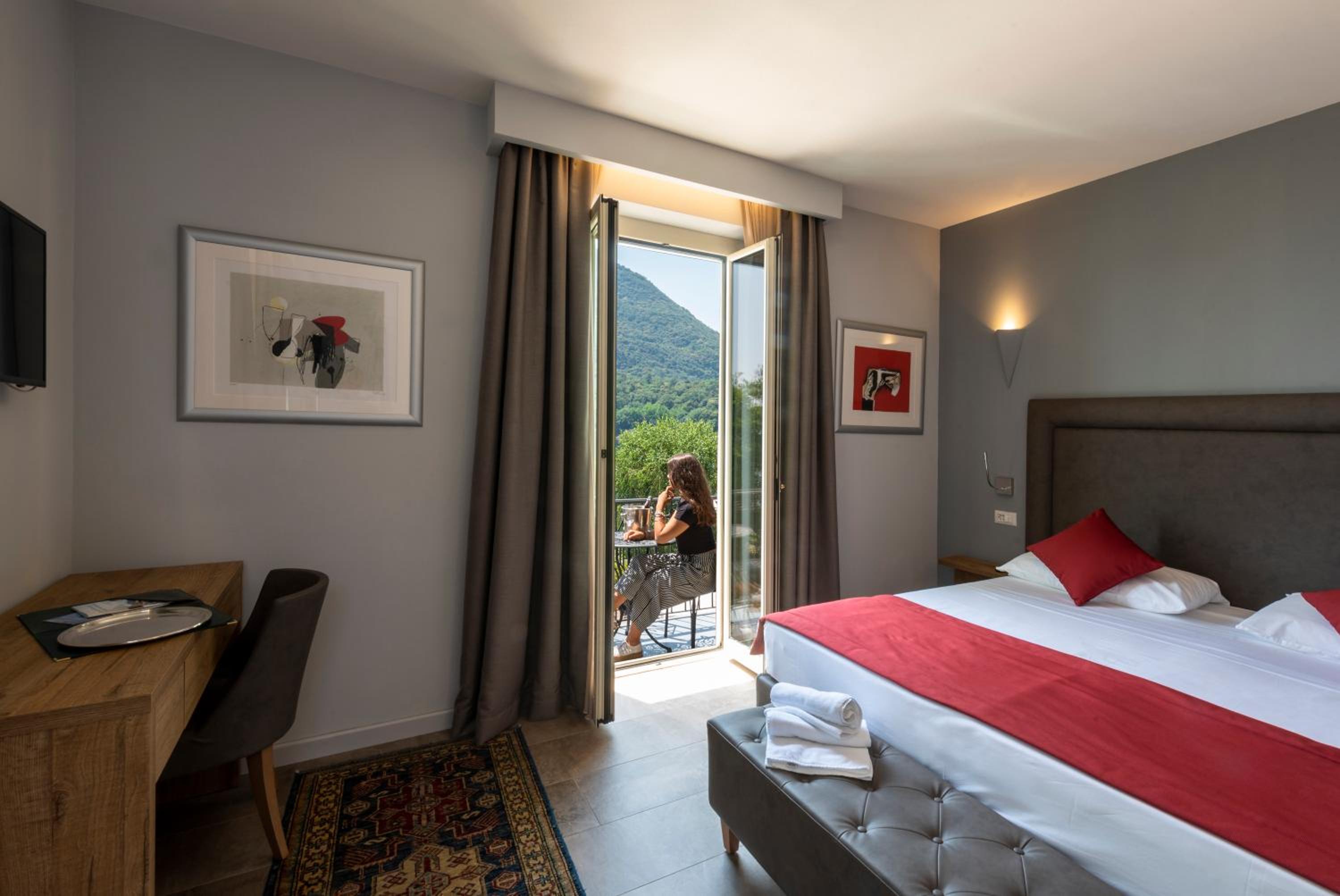Double Room with Lake View - Photo 29