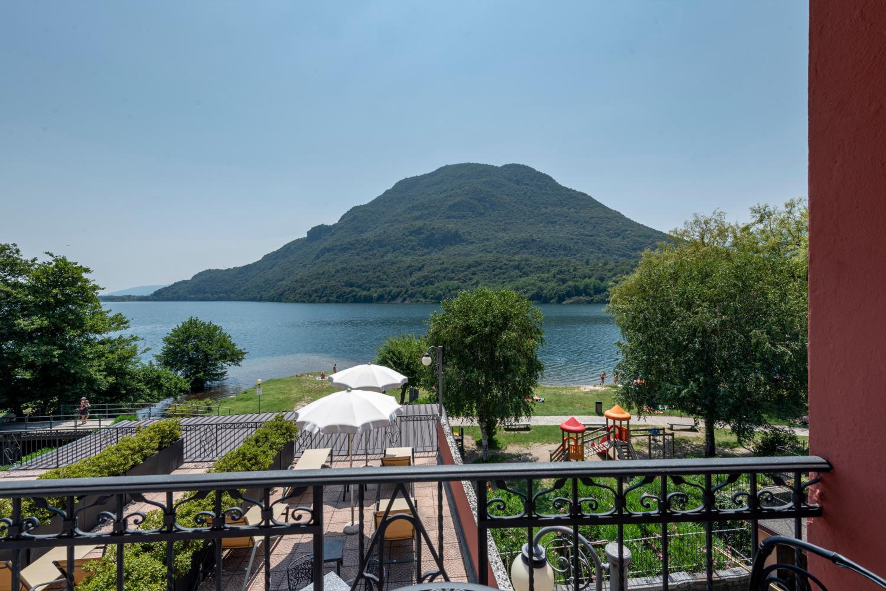 Double Room with Lake View - Photo 24