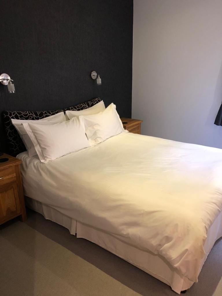 Large Double Room - Photo 10