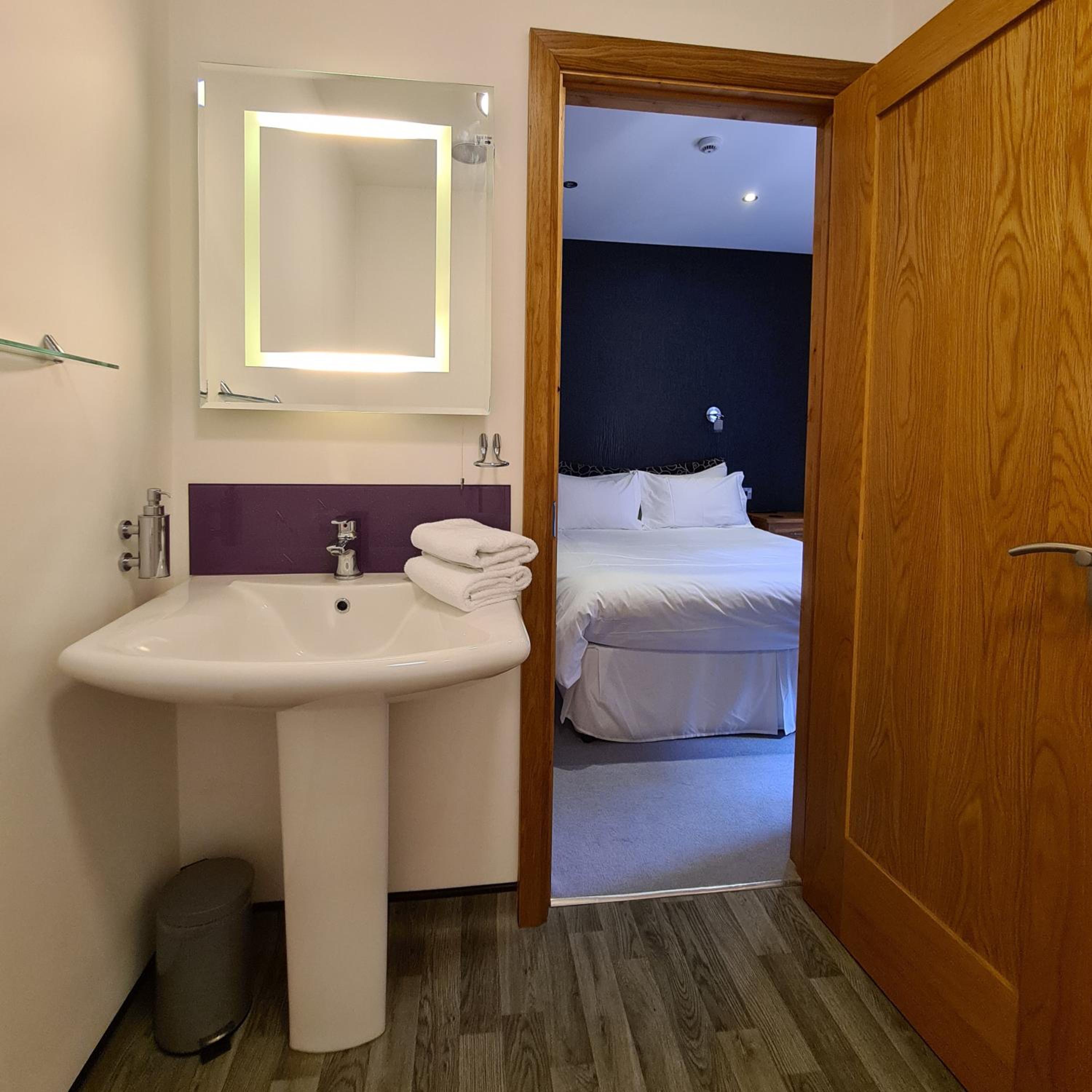 Large Double Room - Photo 3