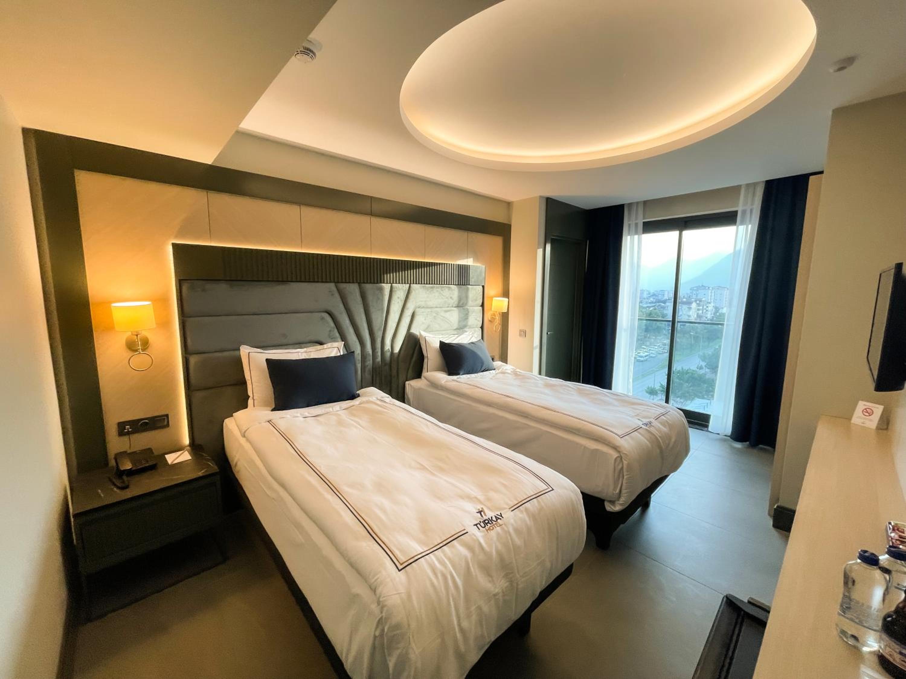 Deluxe Double or Twin Room thumbnail 6