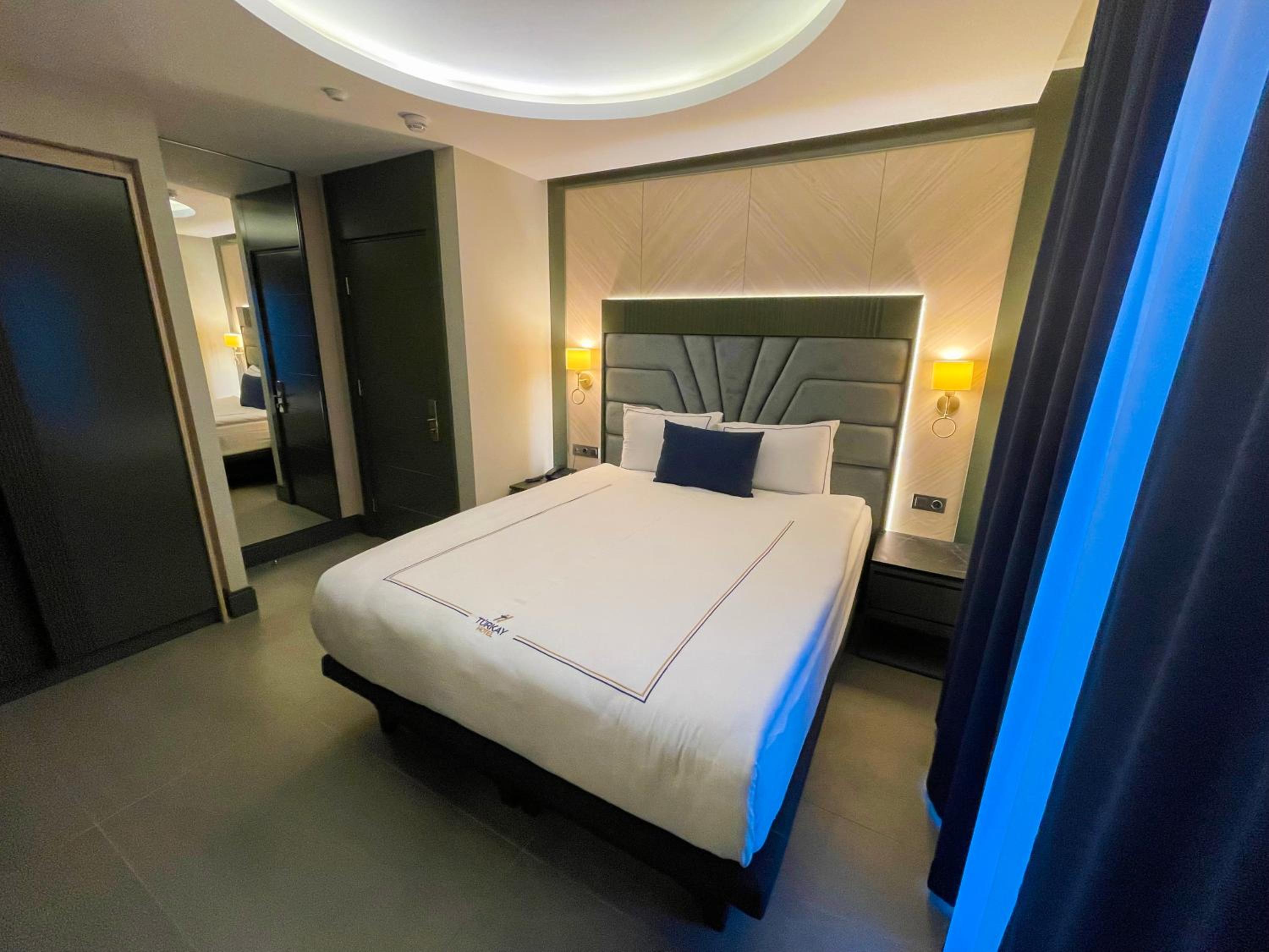 Standard Double Room thumbnail 6