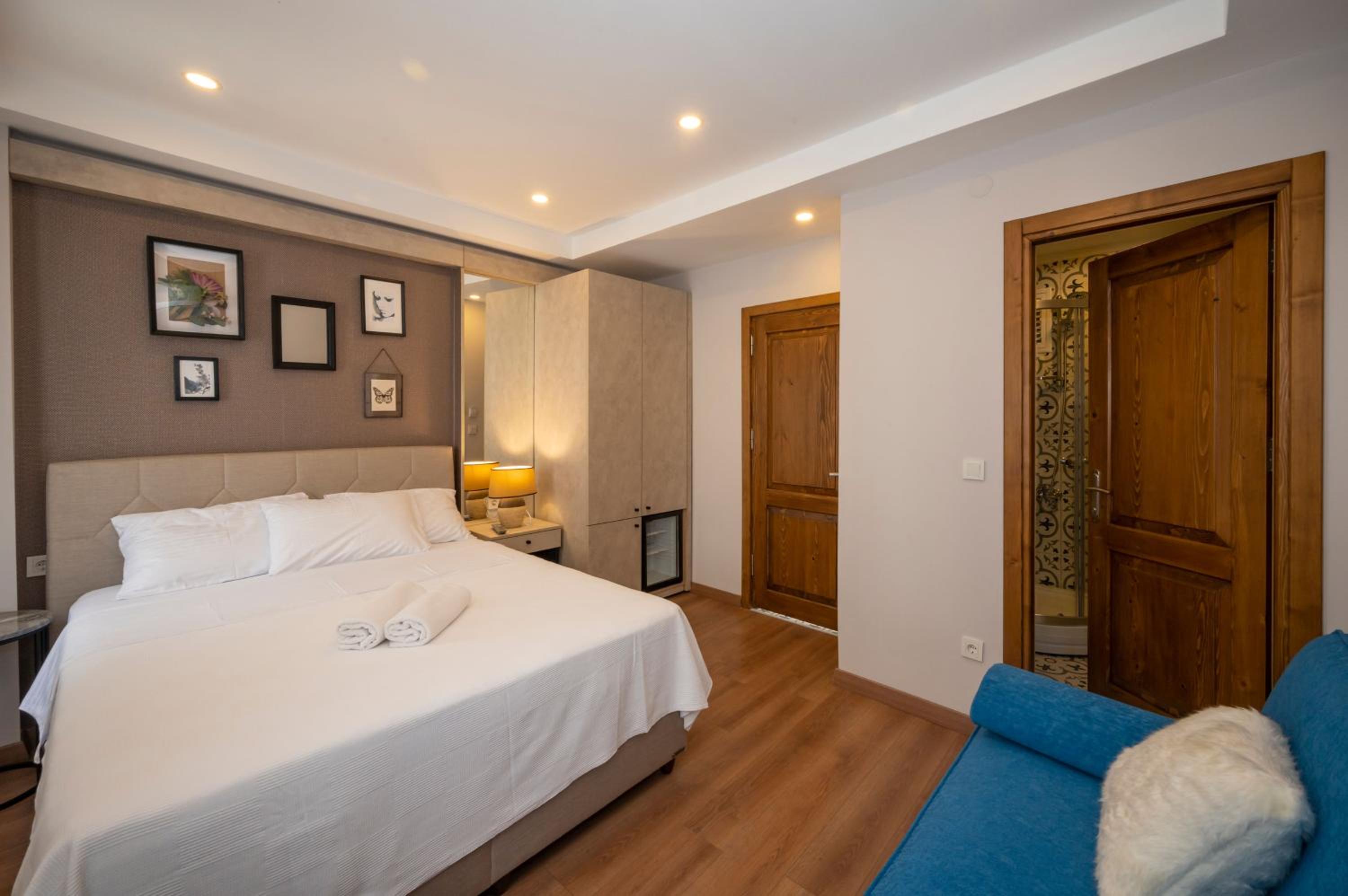 Deluxe Double Room (2 Adults + 1 Child) photo 1