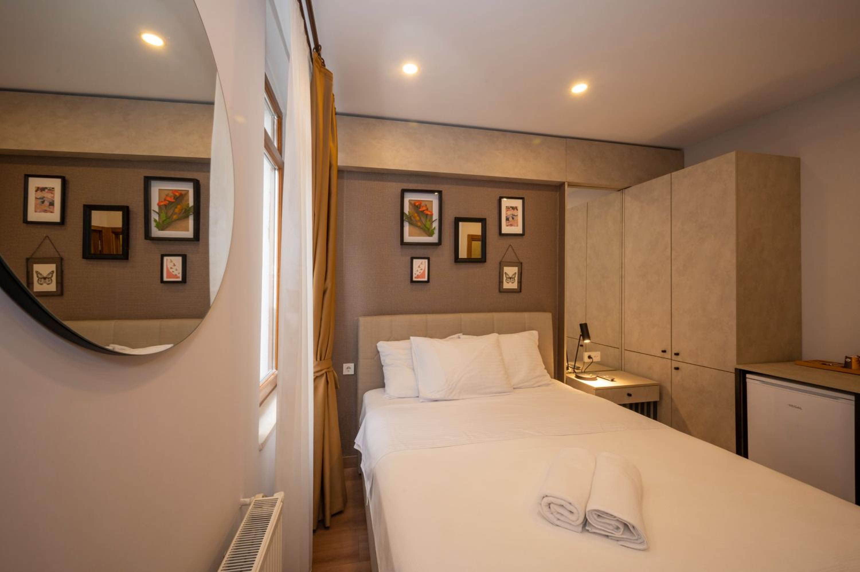 Deluxe Double Room (2 Adults + 1 Child) photo 2