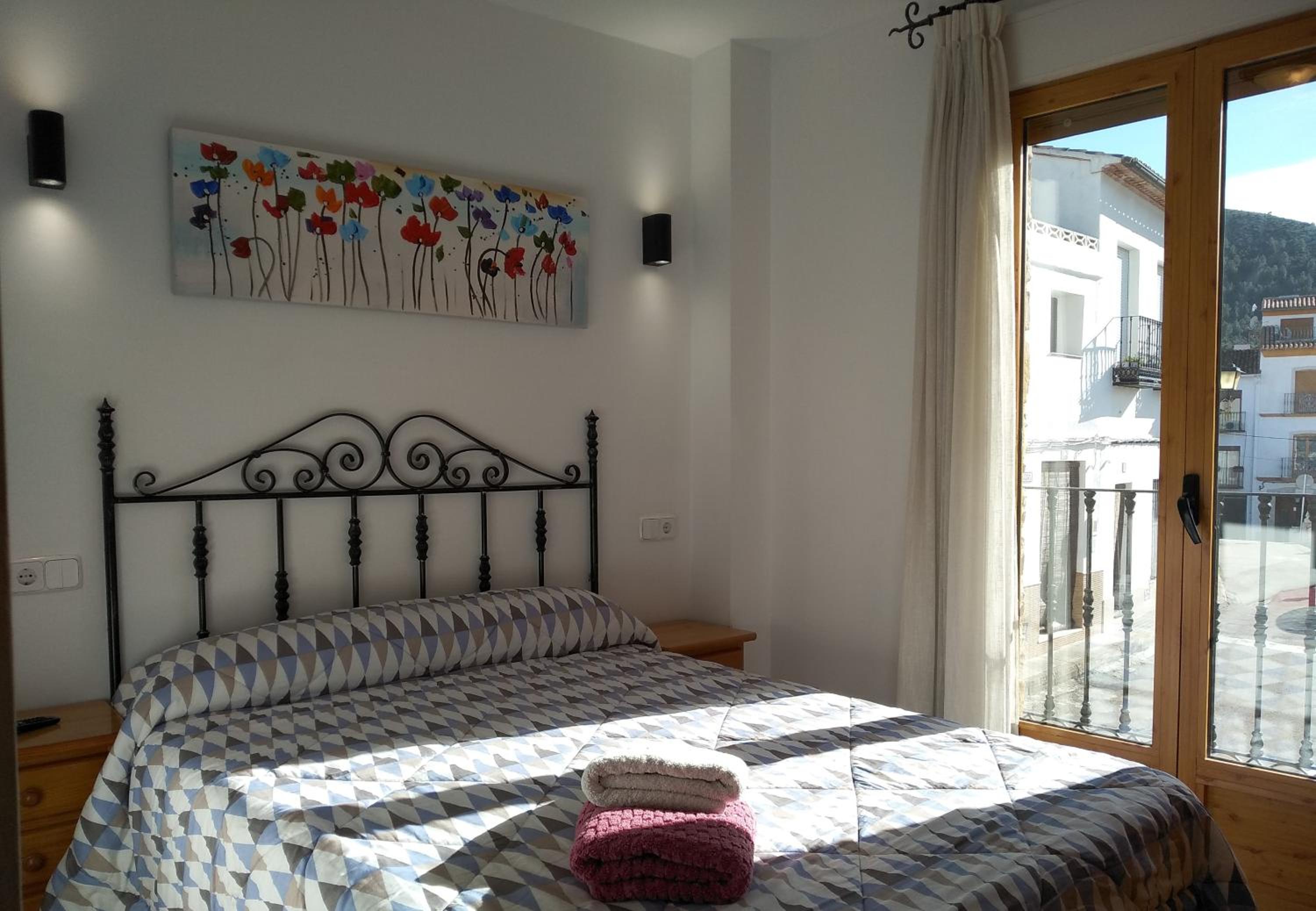 Apartamento con chimenea y vista a la montaña.