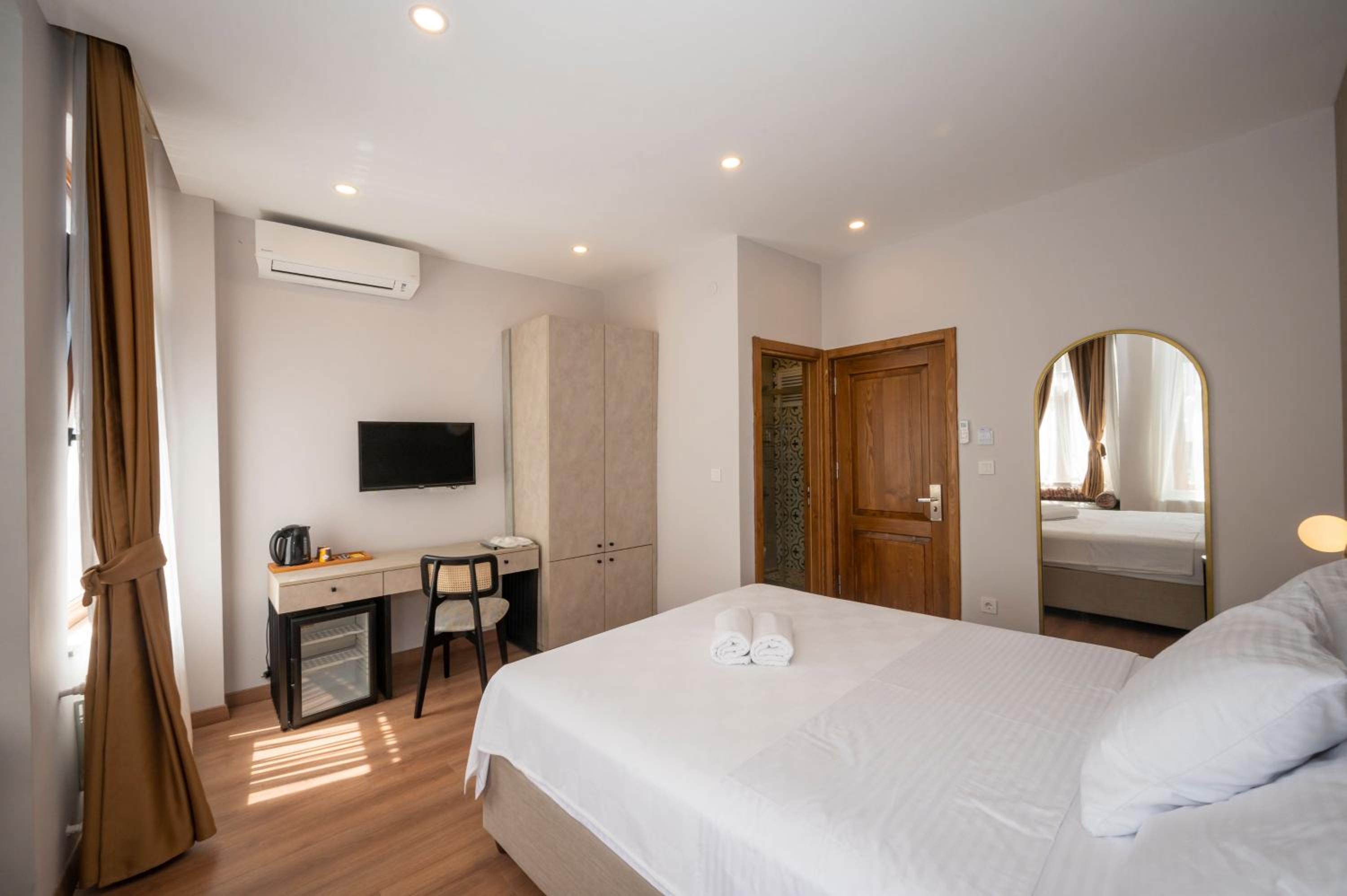 Deluxe King Room photo 1