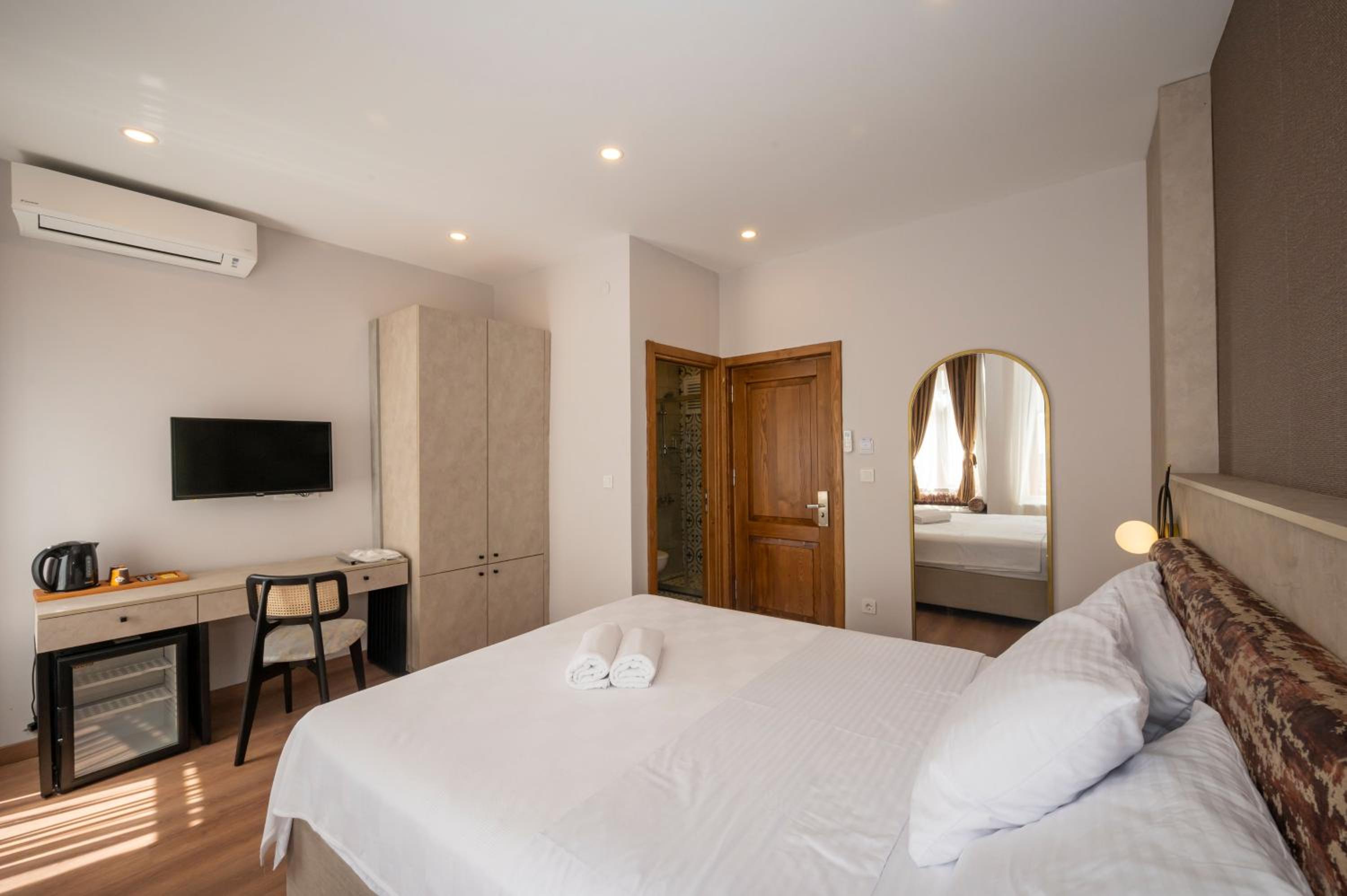 Deluxe King Room photo 3