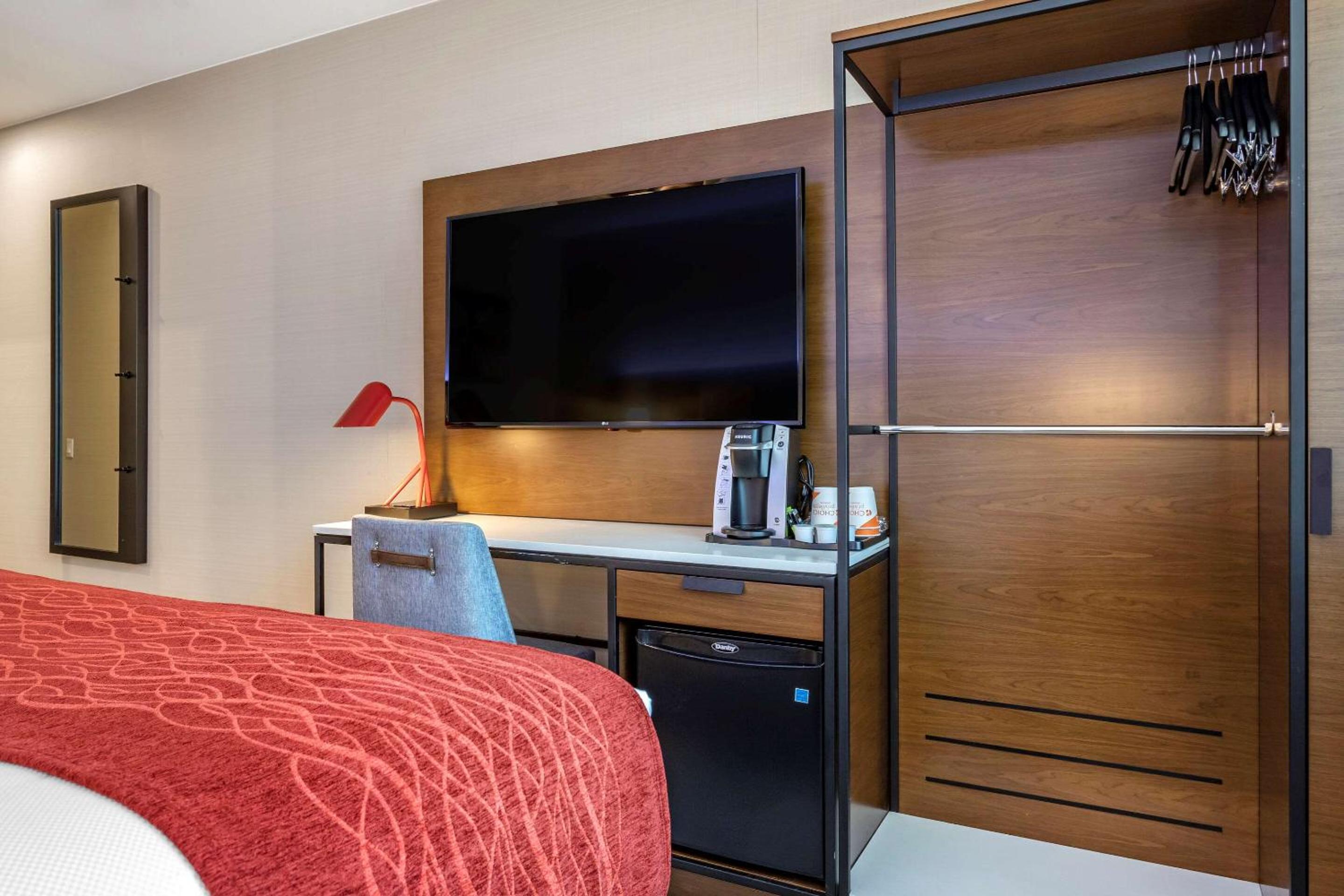 King Room - Accessible/Non Smoking - Photo 3