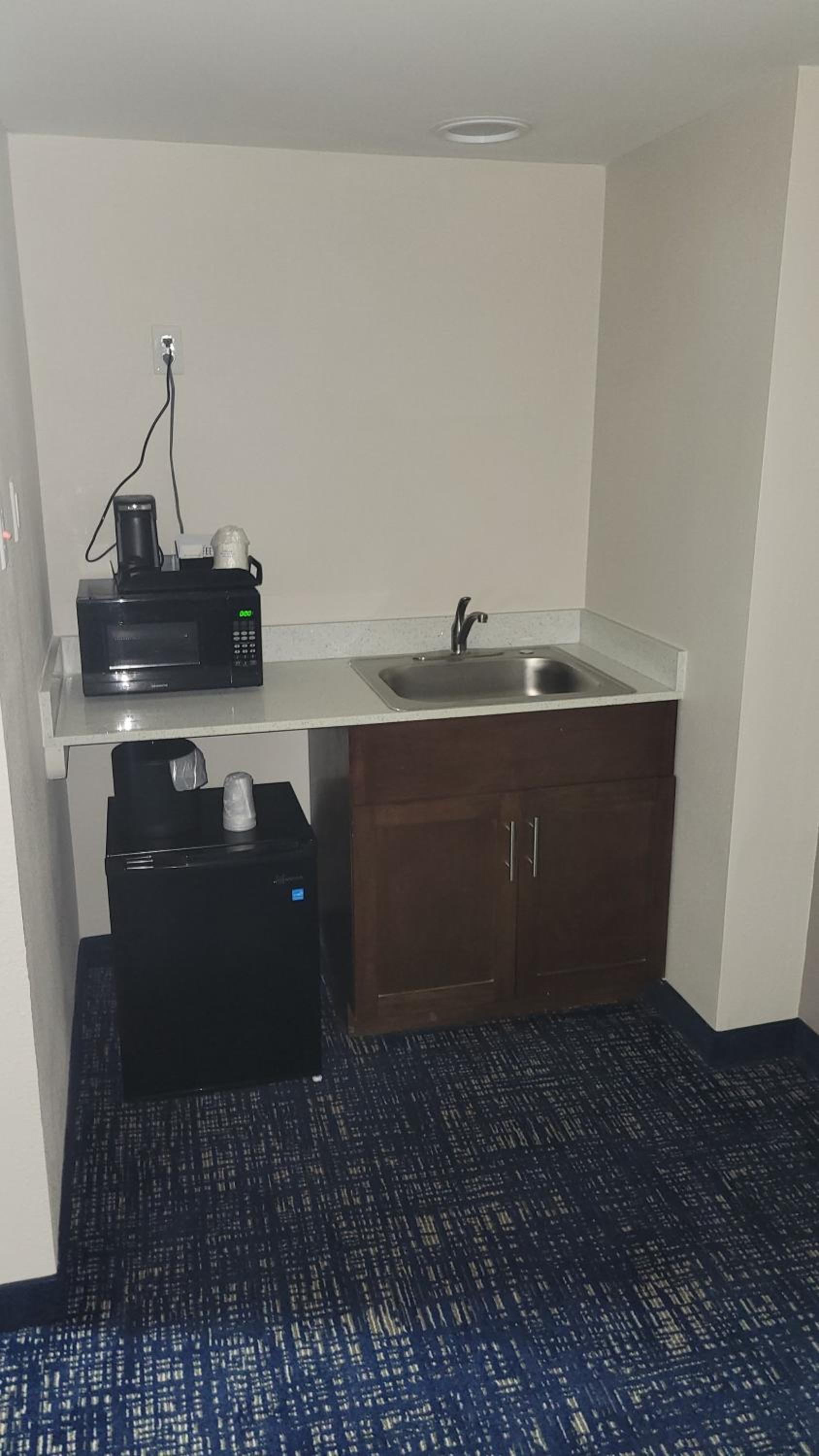 King Suite - Non-Smoking - Photo 2