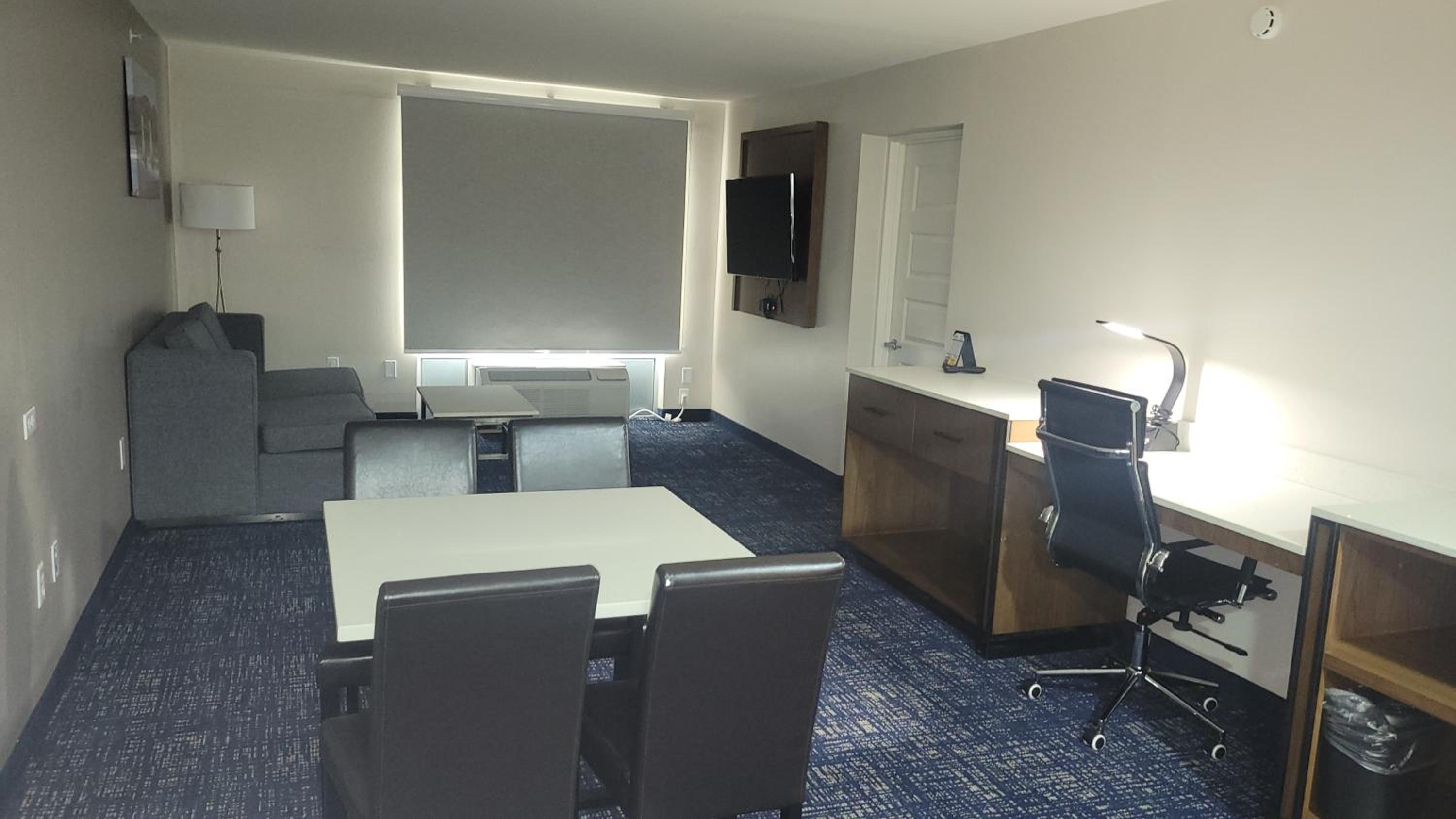 King Suite - Non-Smoking - Photo 3