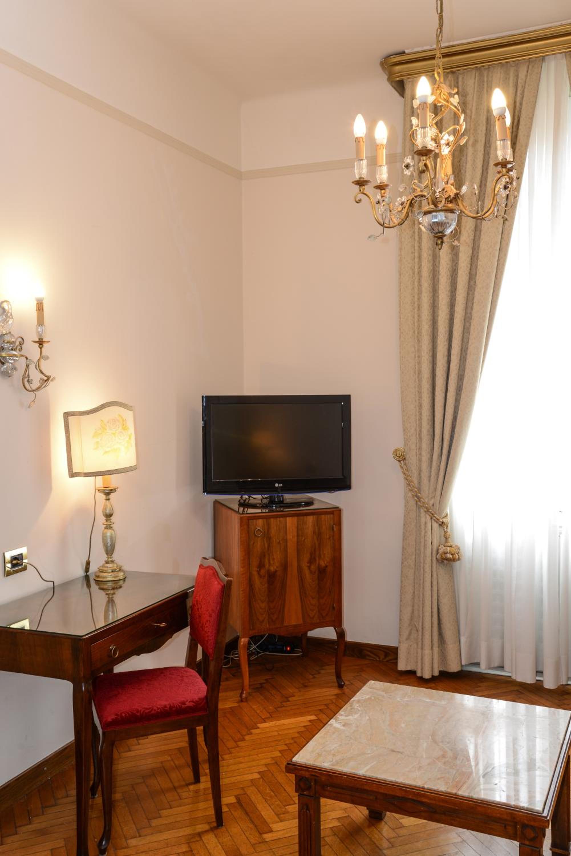 Suite - Photo 10