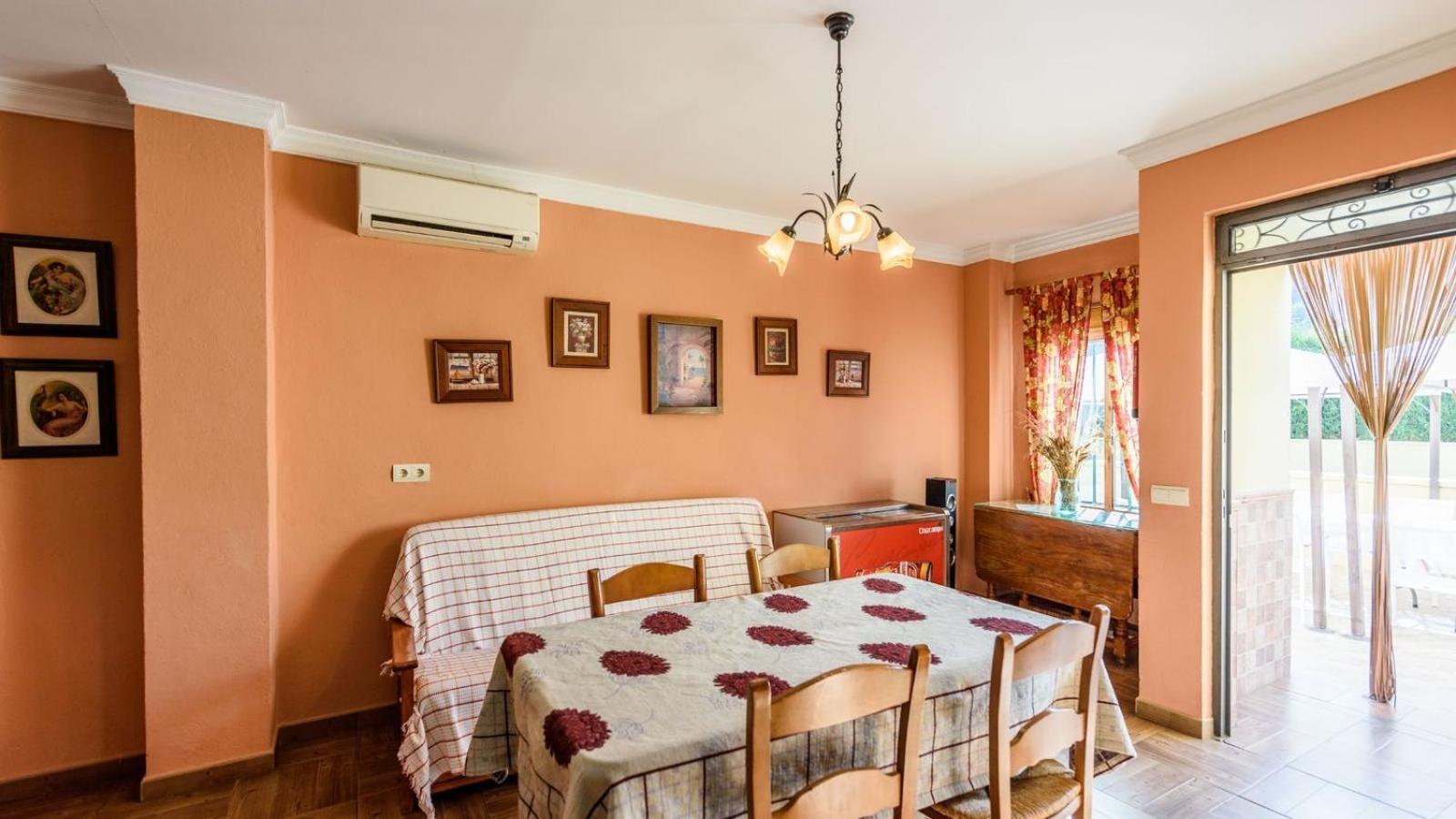 Six-Bedroom Villa photo 2