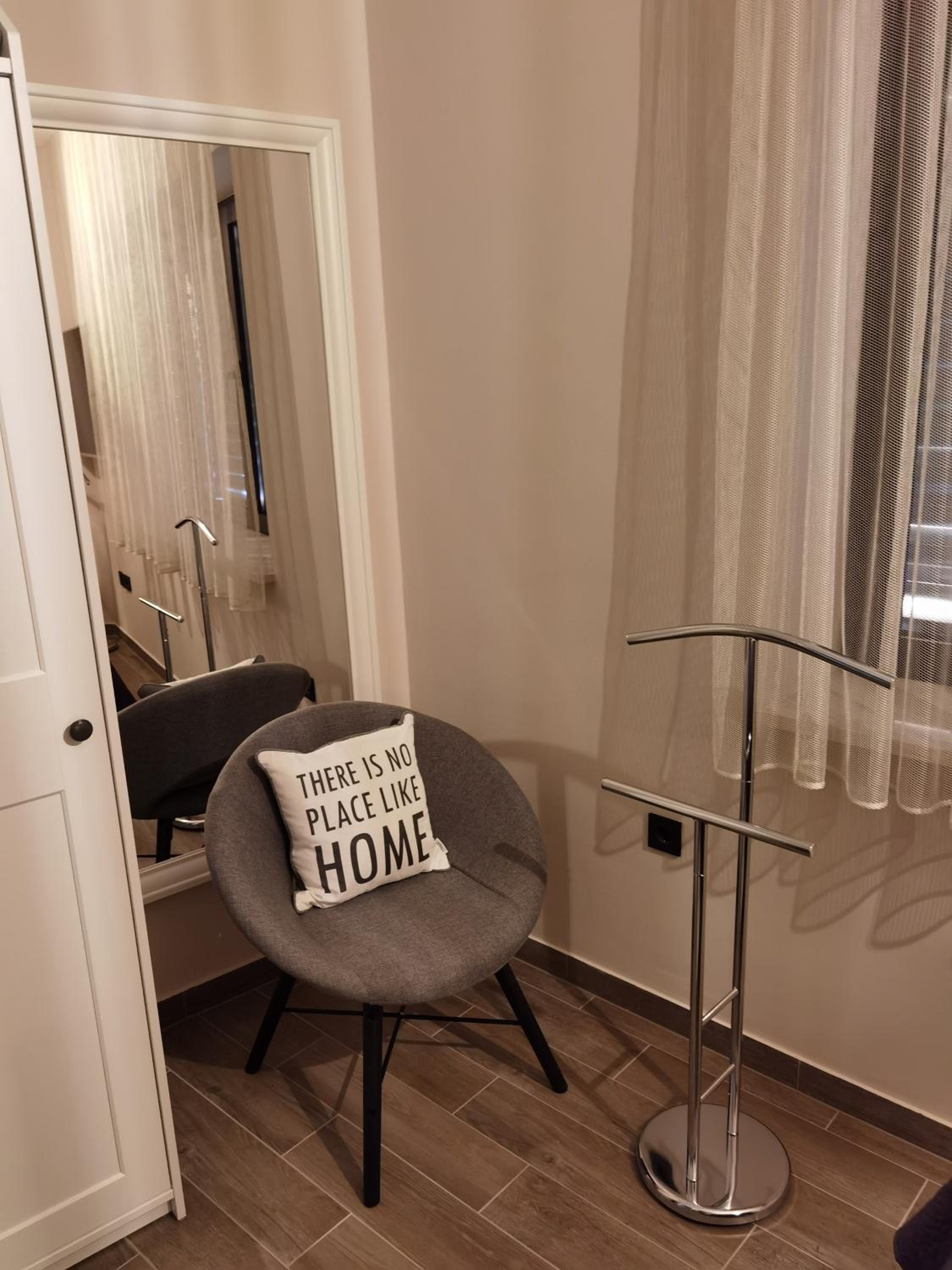 Deluxe Two-Bedroom Apartment with City View - Photo 17