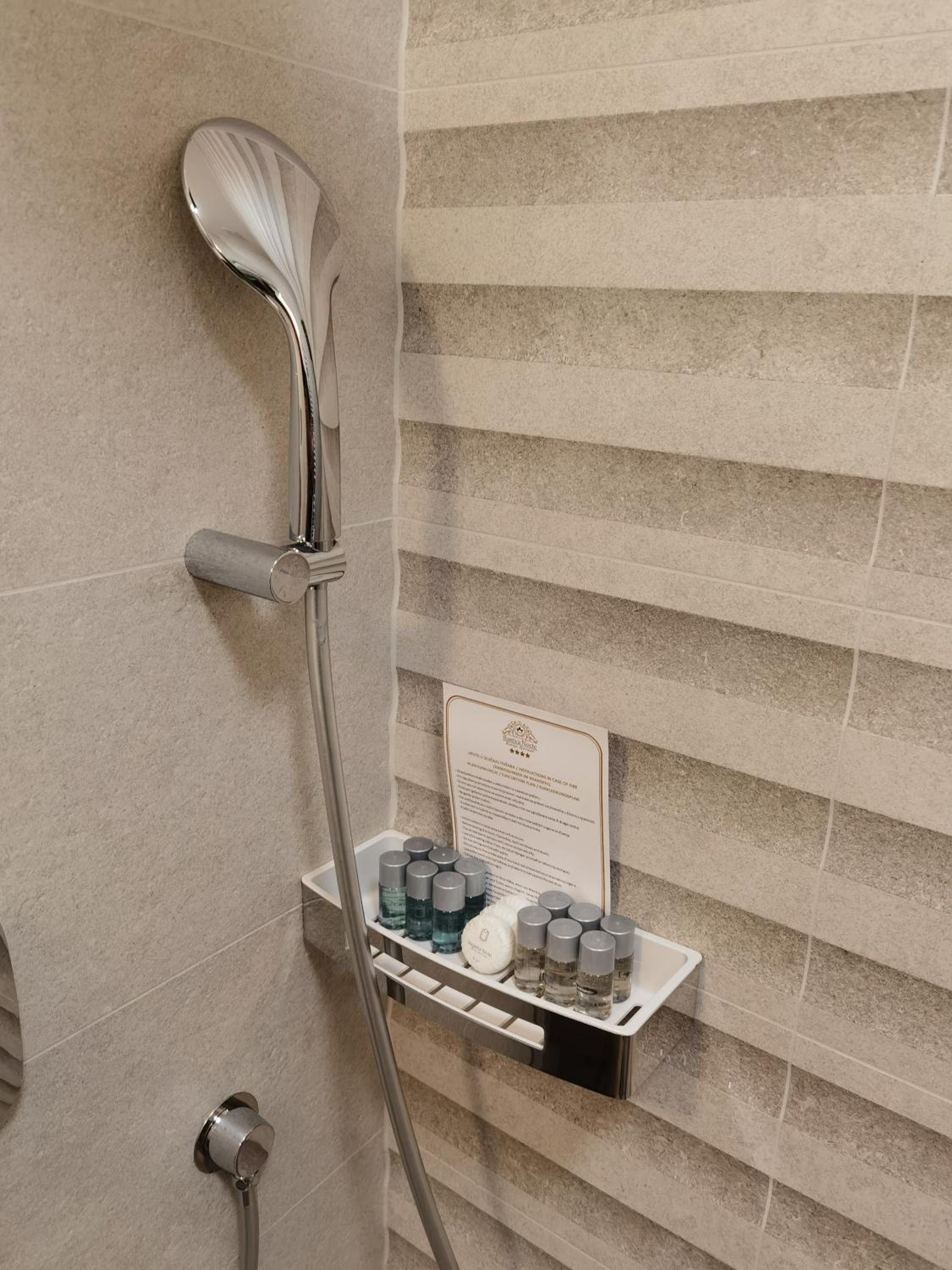 Deluxe Two-Bedroom Apartment with City View - Photo 43