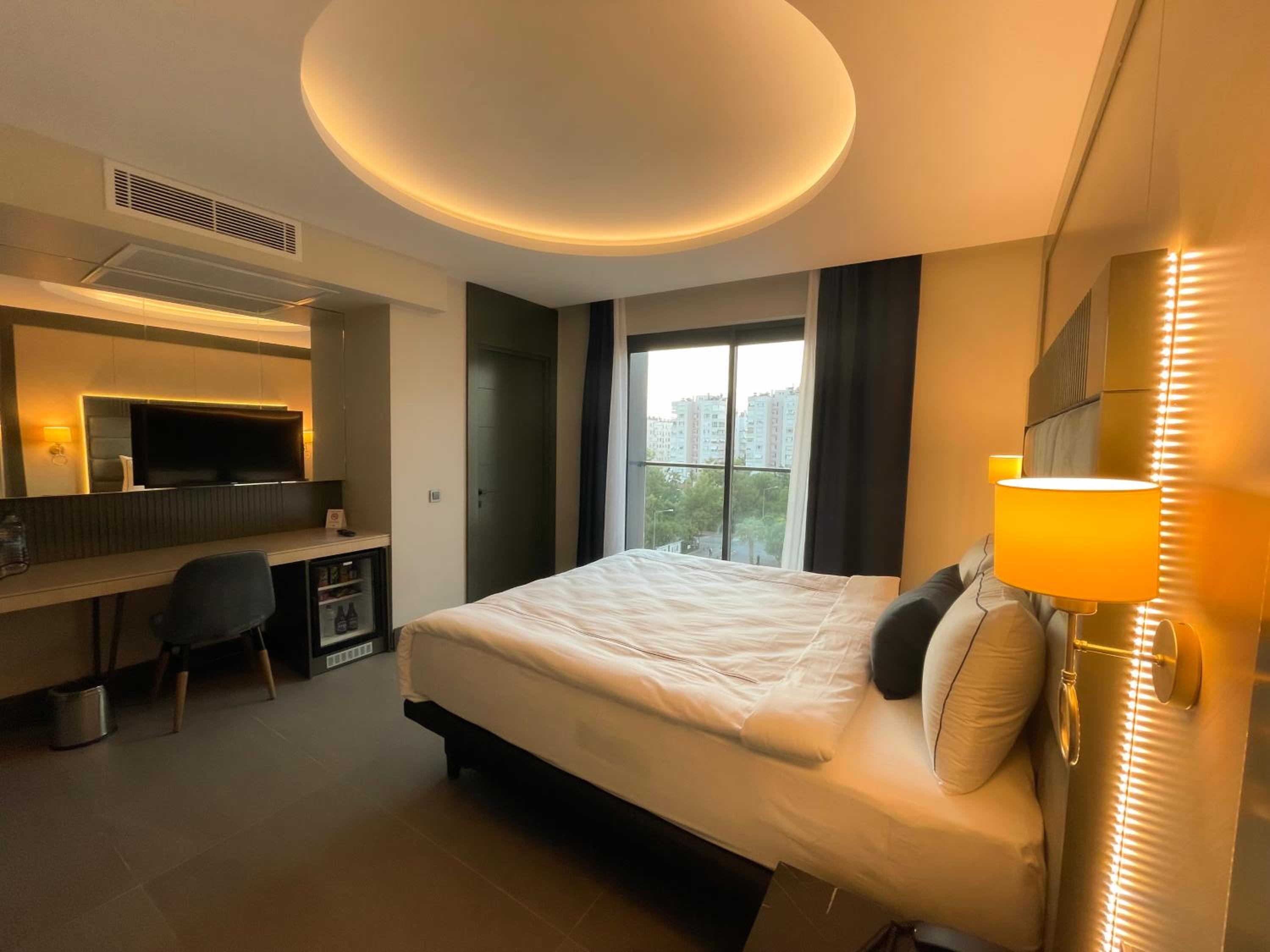 Standard Double Room thumbnail 5