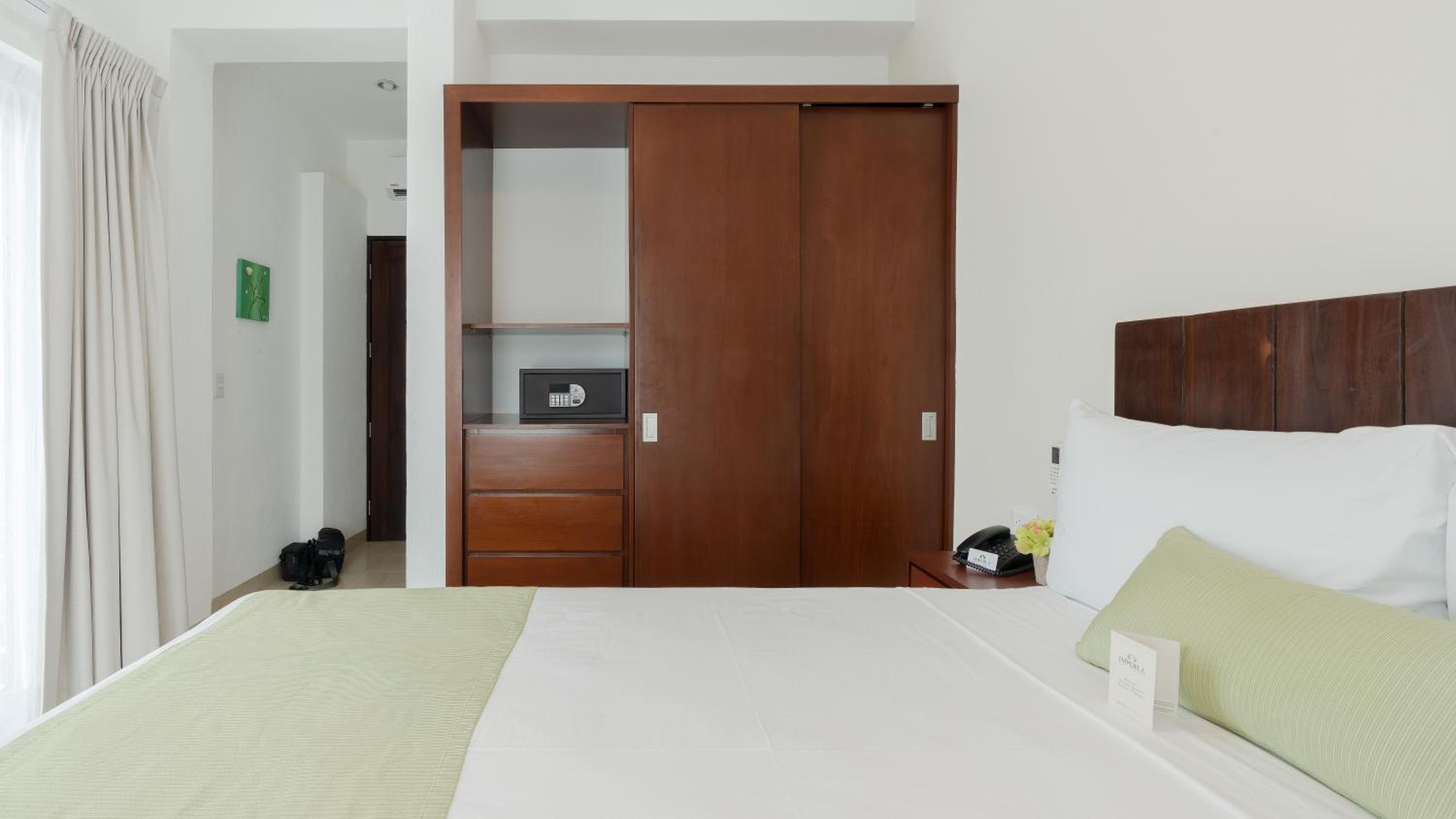 Queen Room with Balcony photo 3