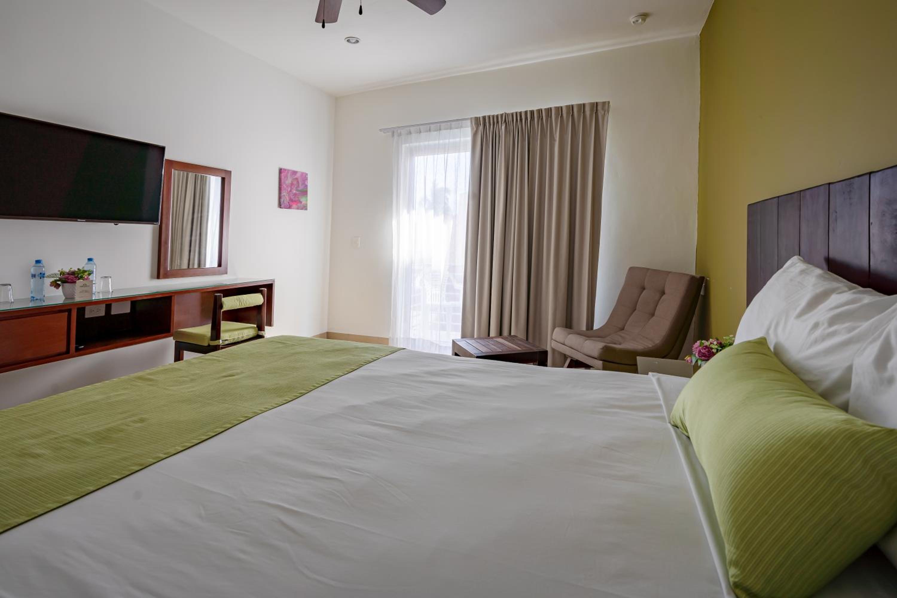 Queen Room with Balcony photo 2