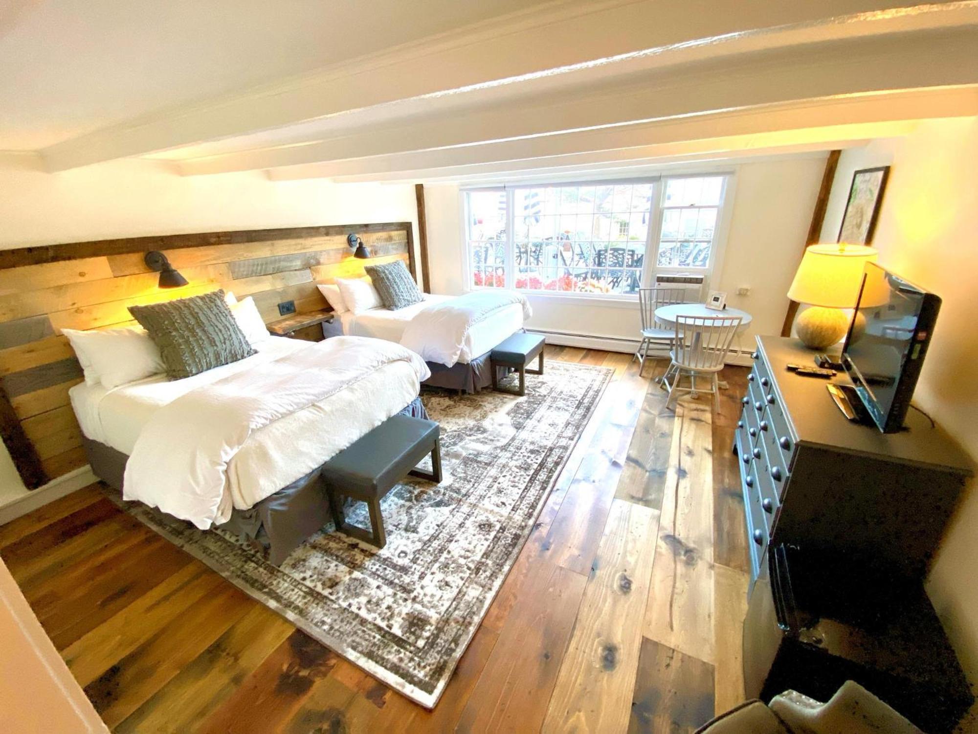 Deluxe Queen Room