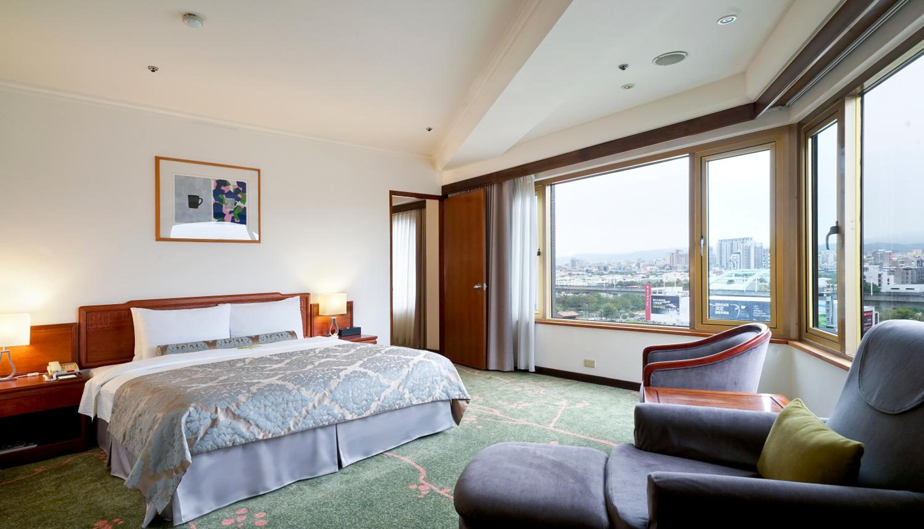 Deluxe Suite - Photo 1