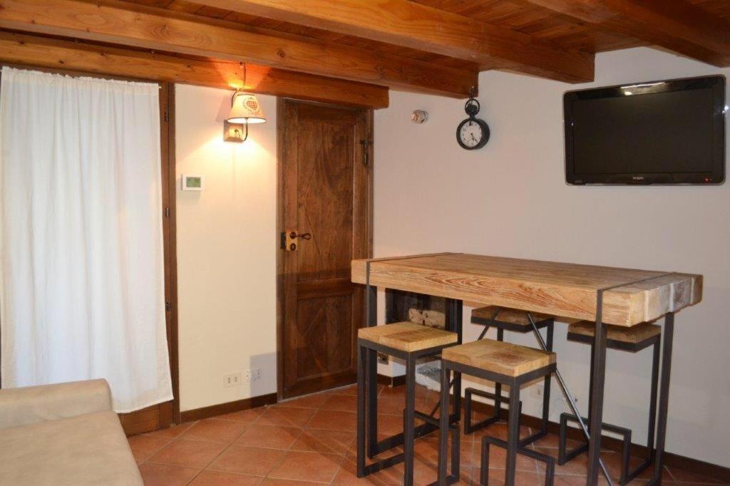 Deluxe Double Room with Balcony - Photo 4