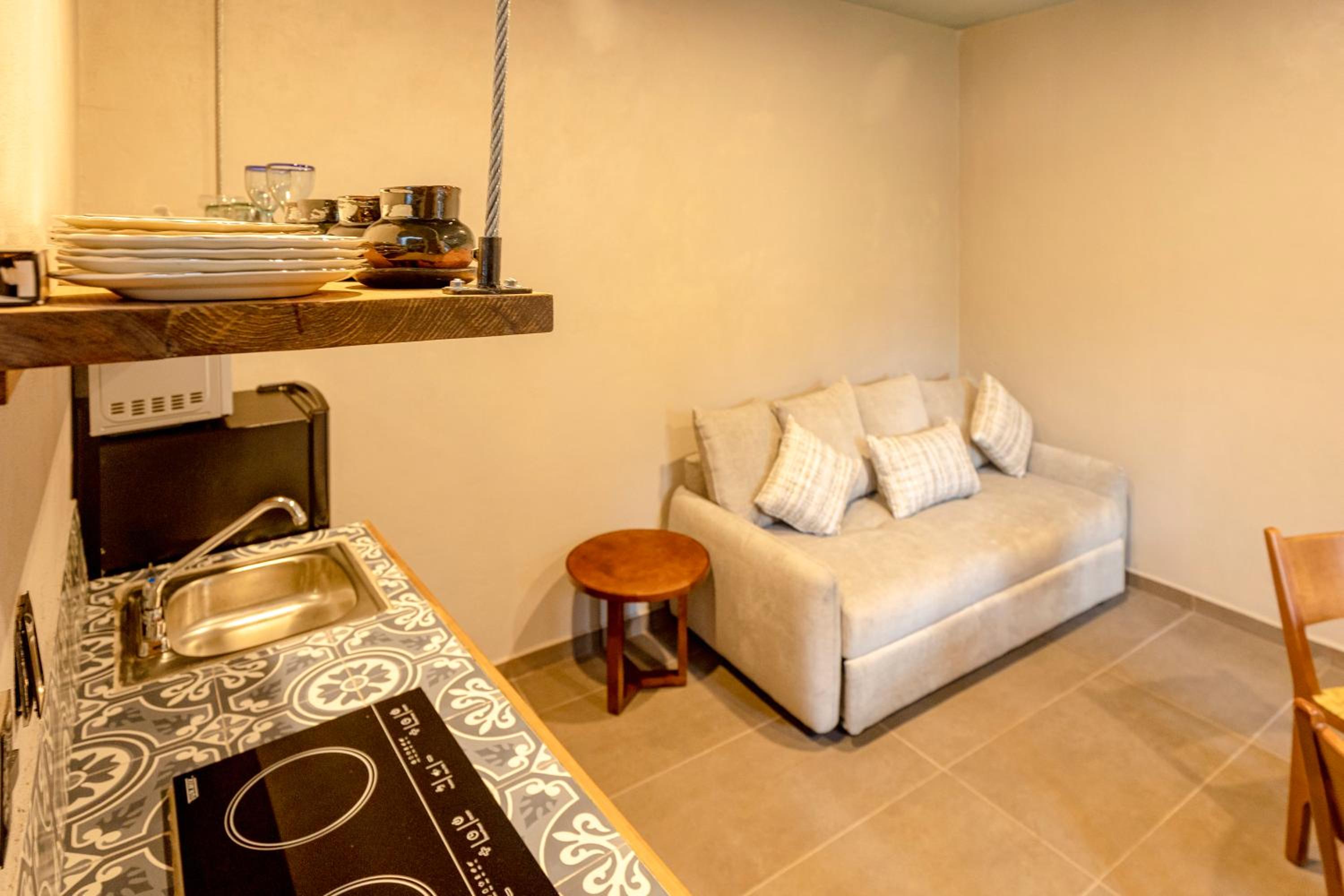 Deluxe Family Suite - Photo 7