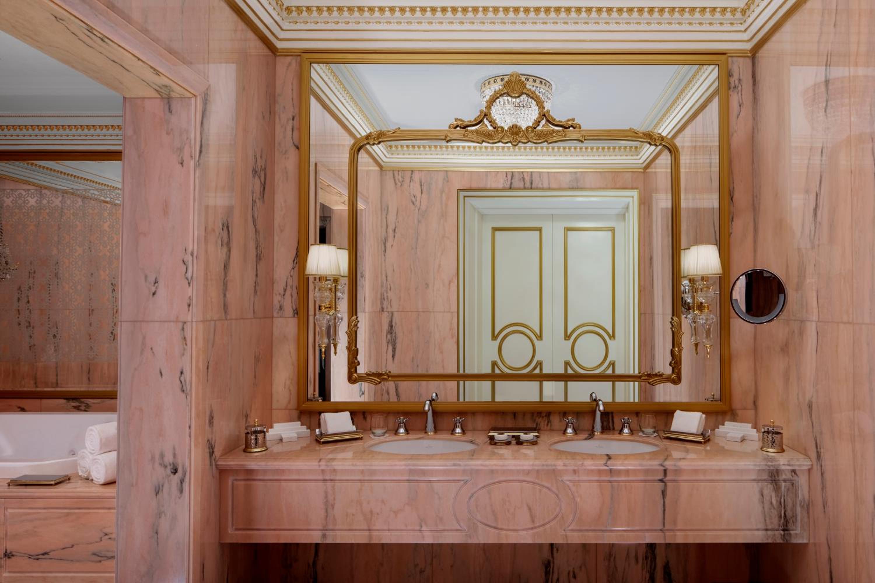Raffles Presidential Suite With Balcony And Lounge Access