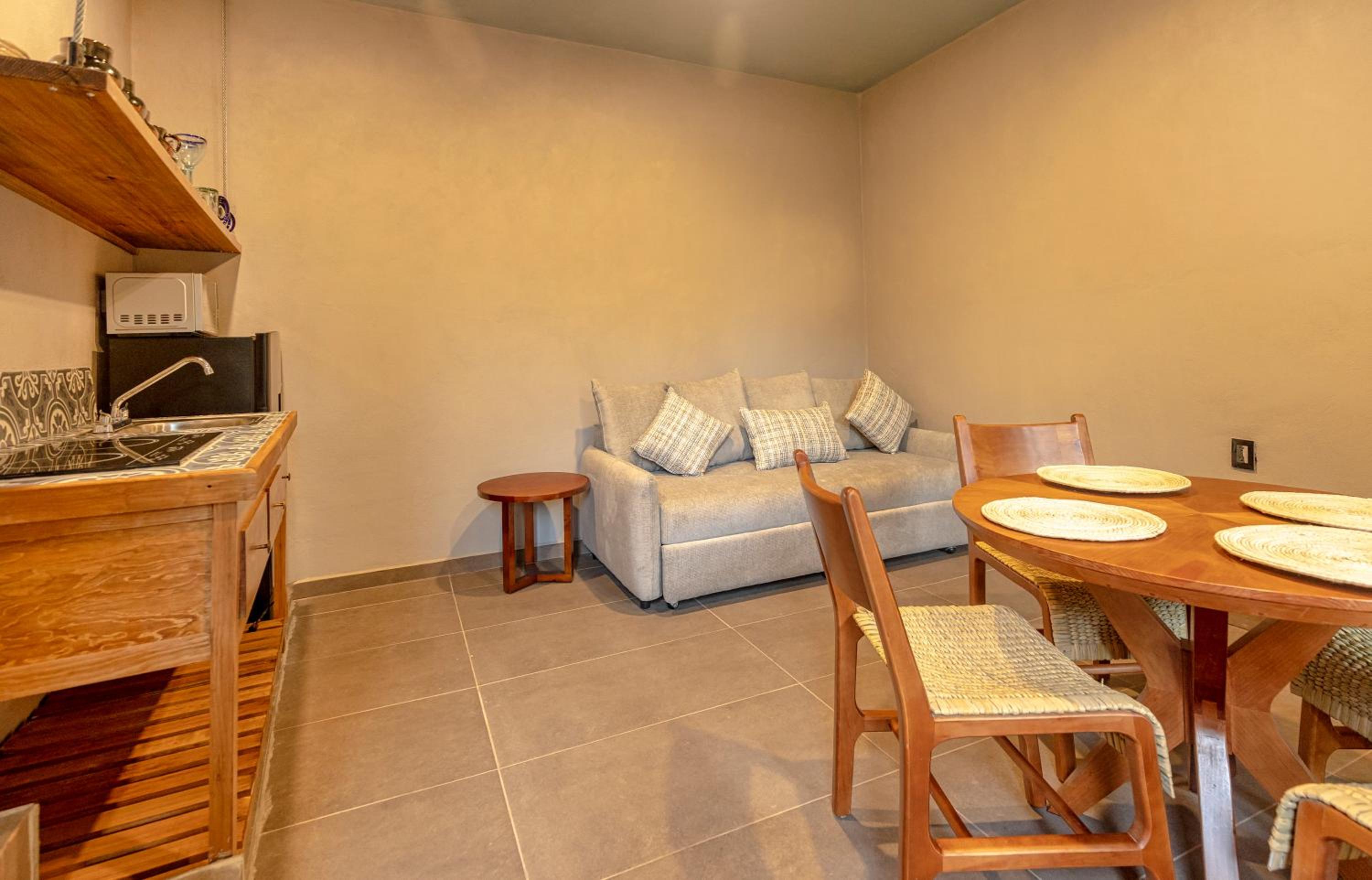 Deluxe Family Suite - Photo 4
