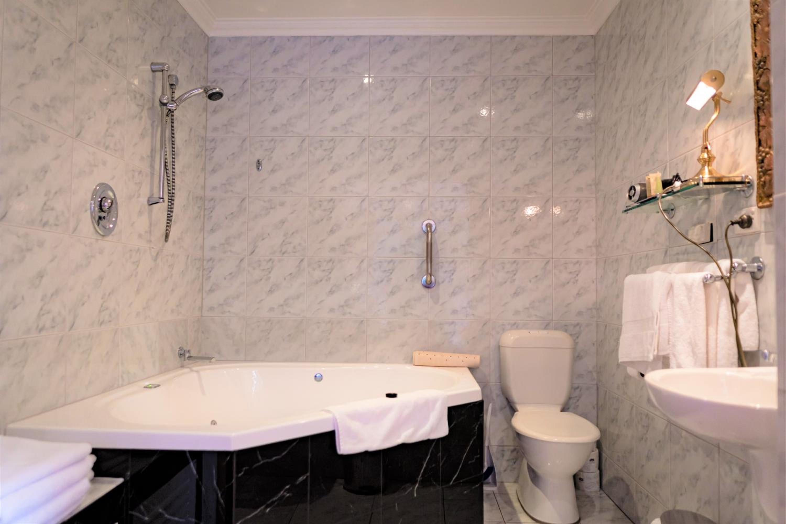 Champagne Spa Suite (38A Melbourne street, North Adelaide) thumbnail 6