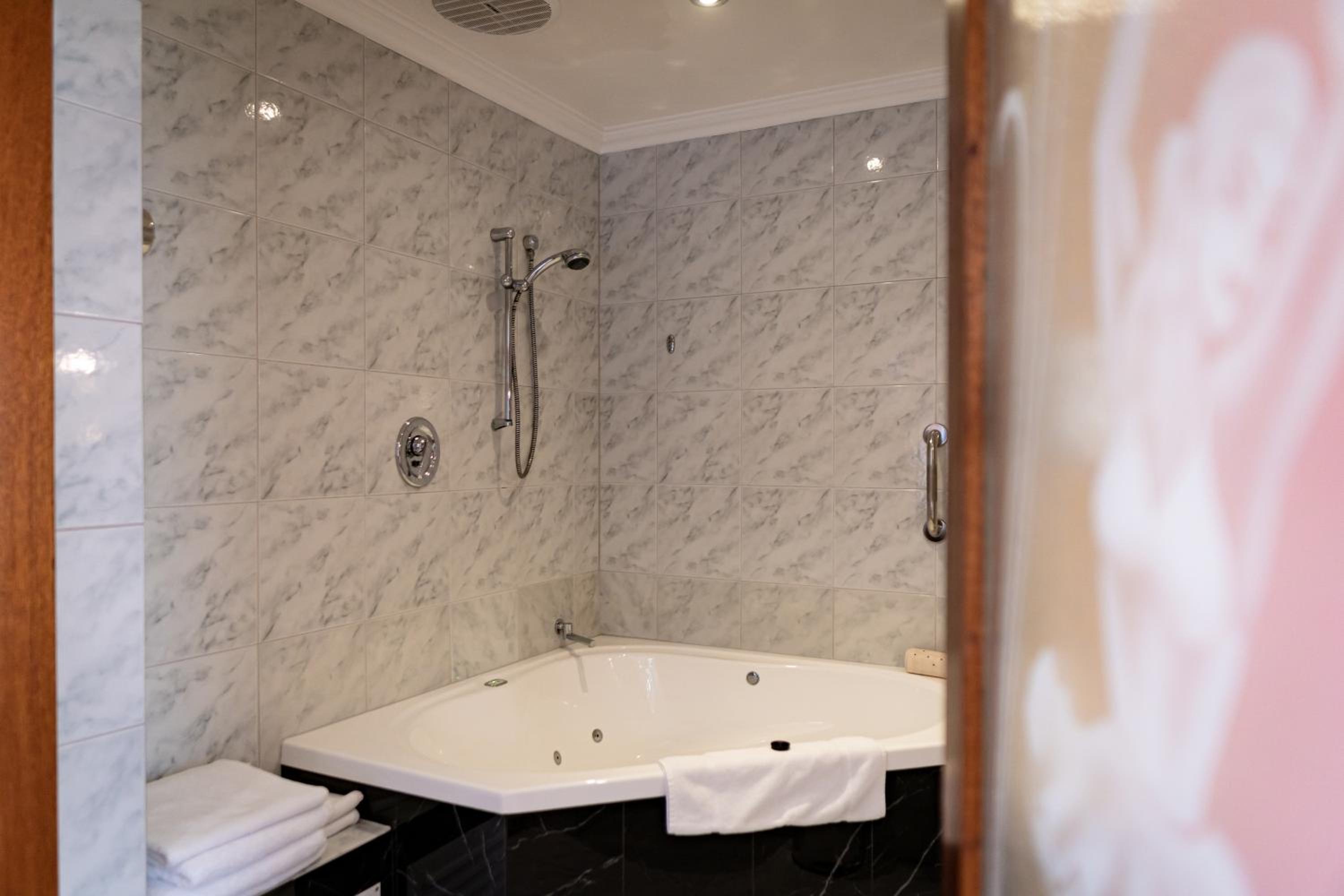 Champagne Spa Suite (38A Melbourne street, North Adelaide)