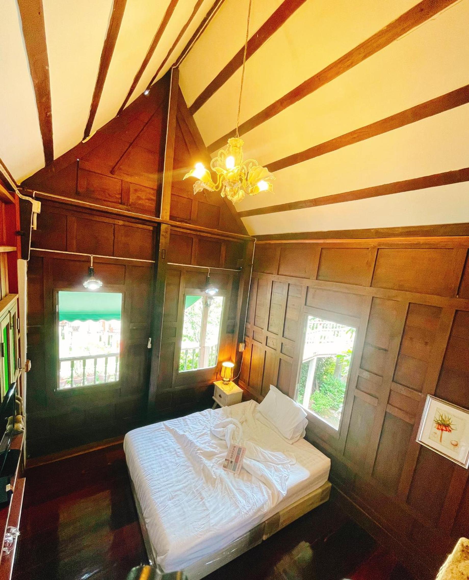 Deluxe Family Suite - Photo 7