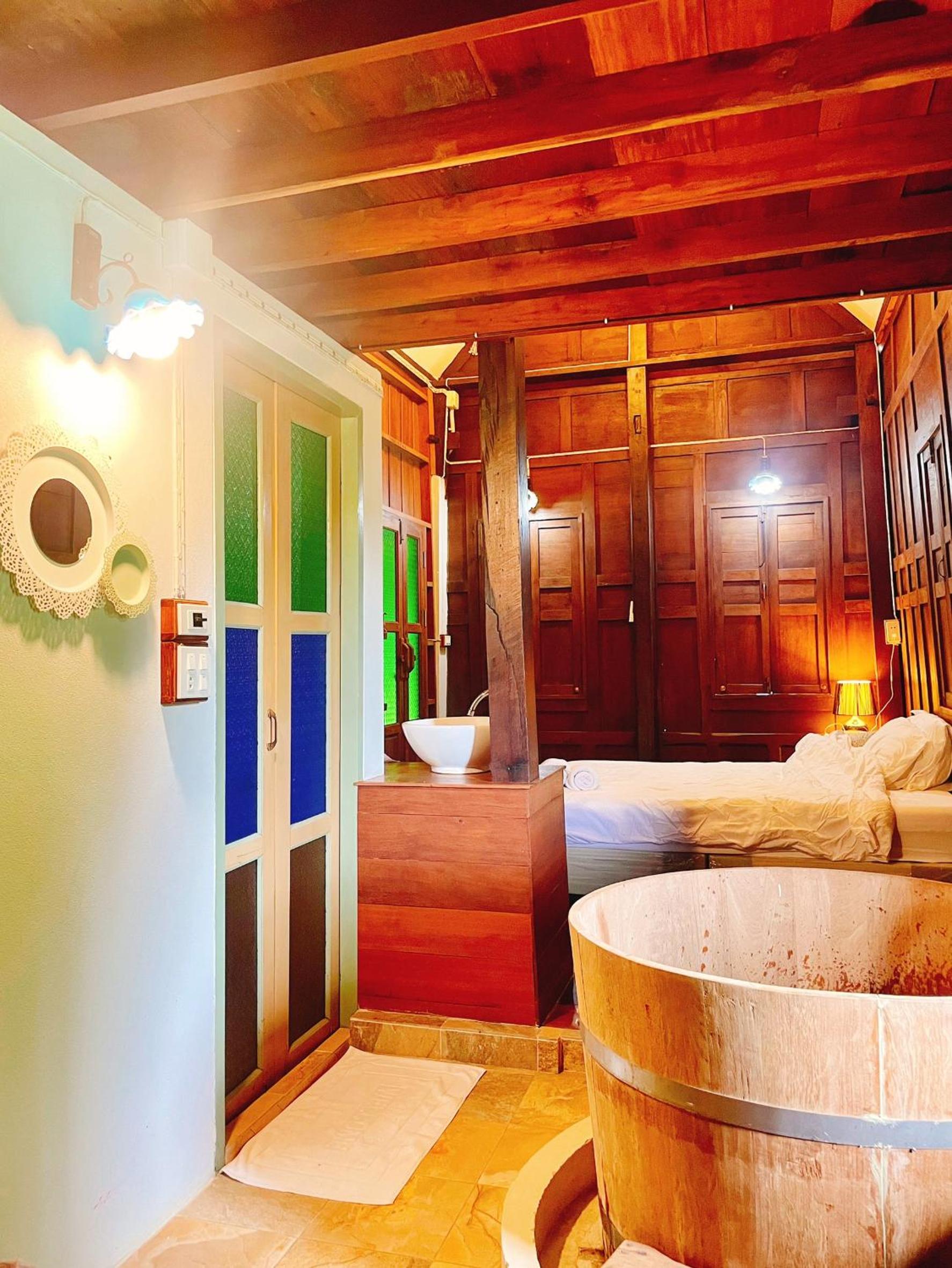 Deluxe Family Suite - Photo 9