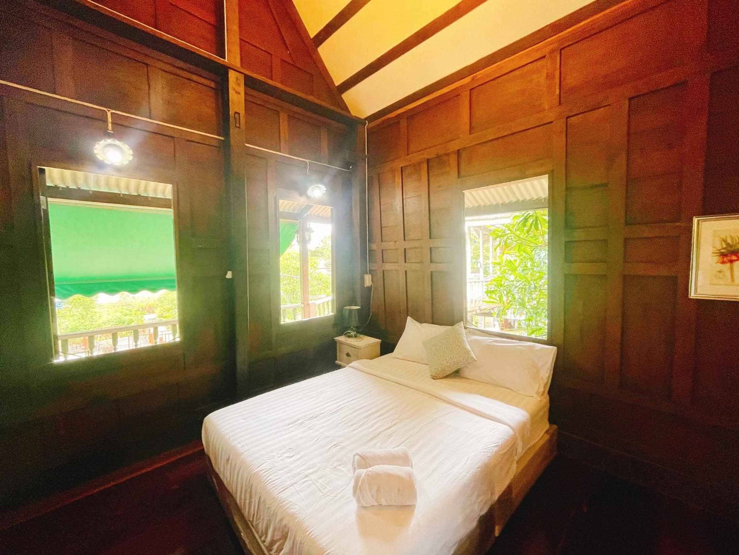 Deluxe Family Suite - Photo 12