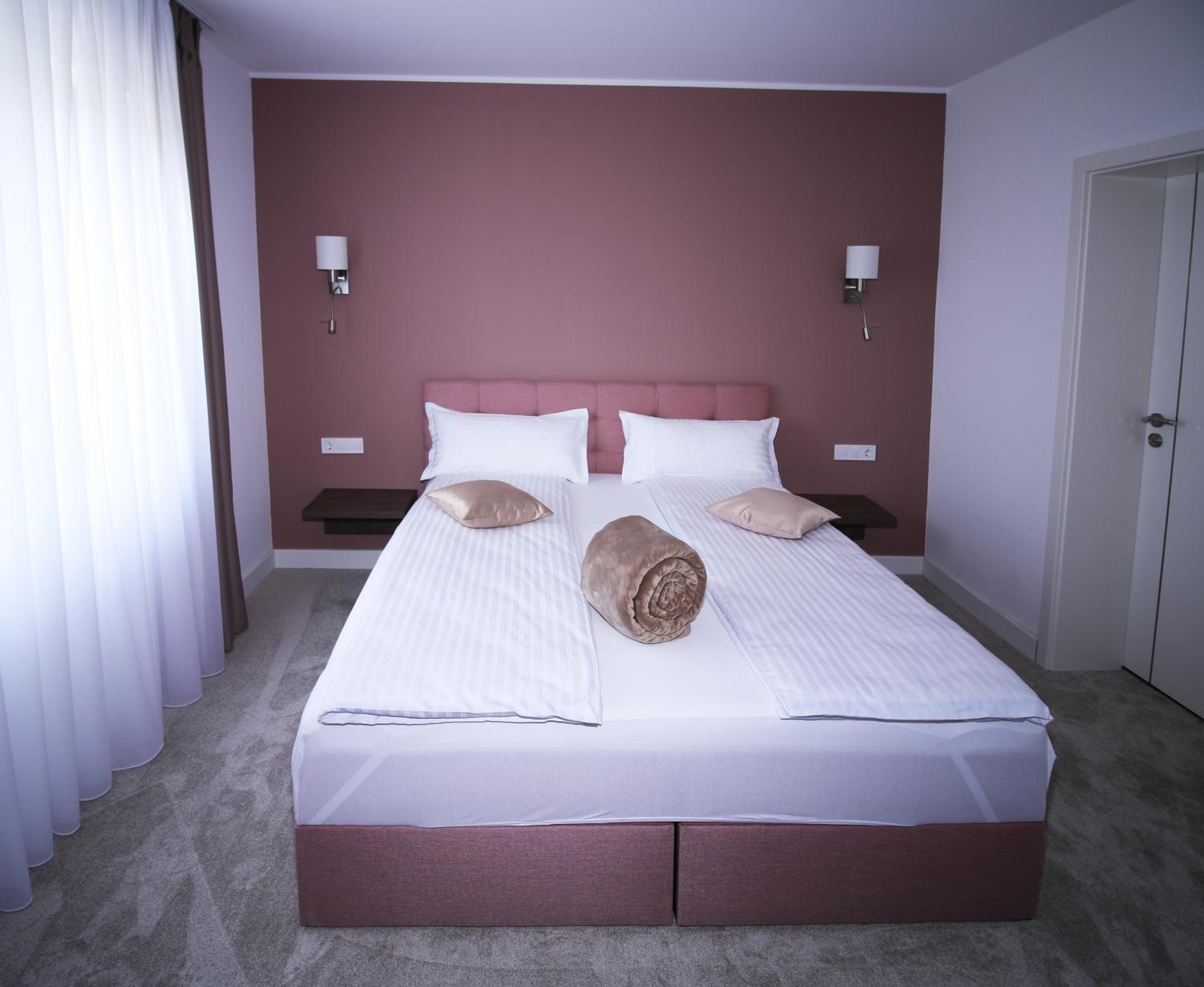 Double Room - Photo 12