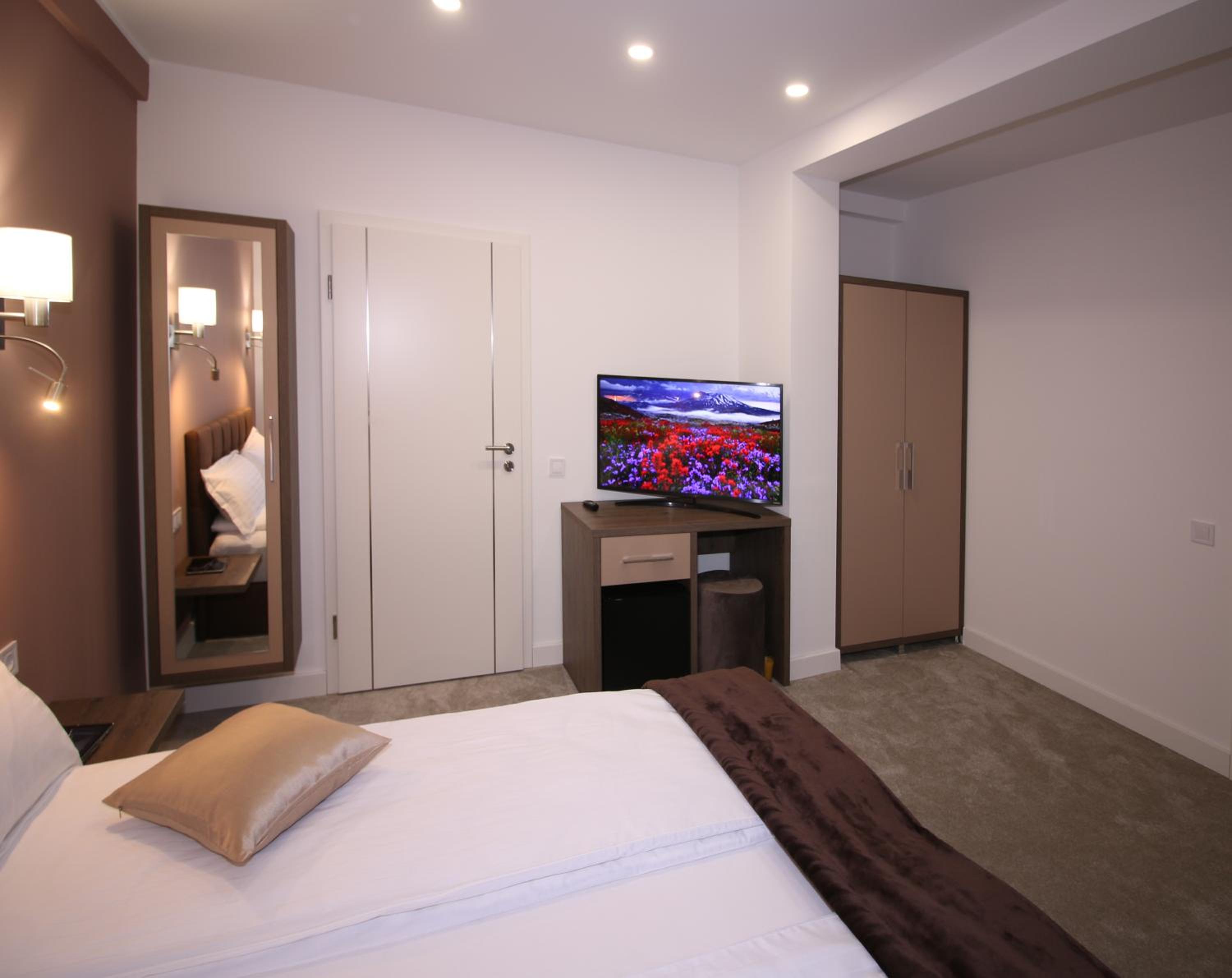 Double Room - Photo 15