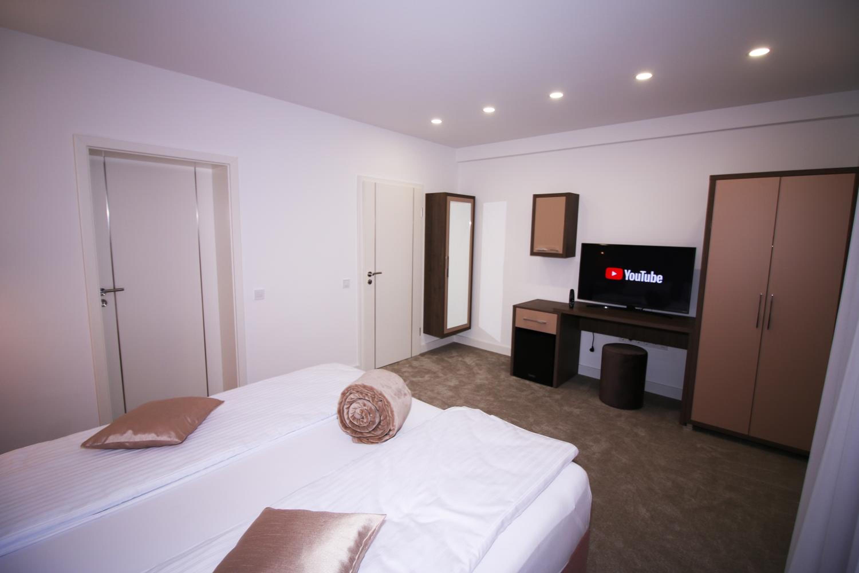 Double Room - Photo 13