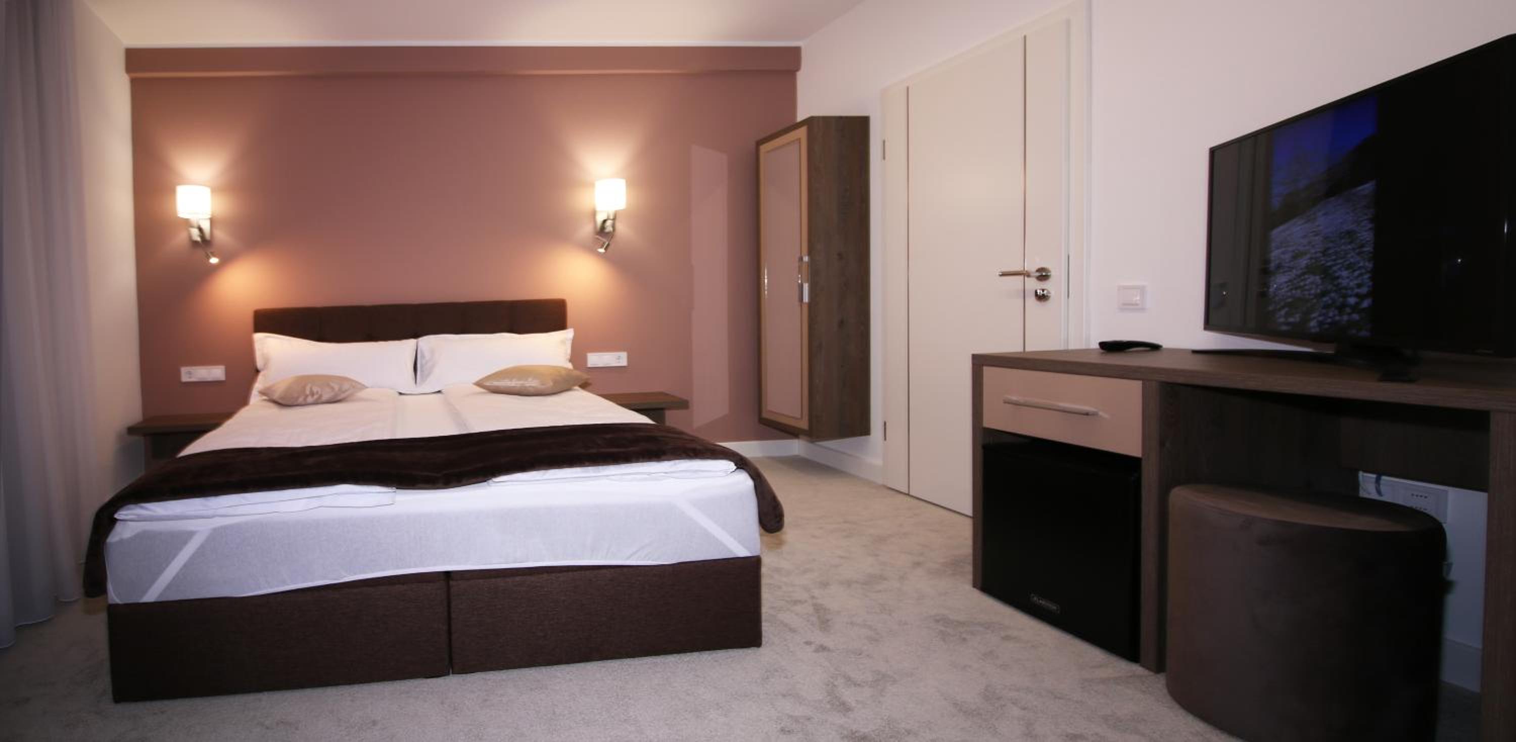 Double Room - Photo 5