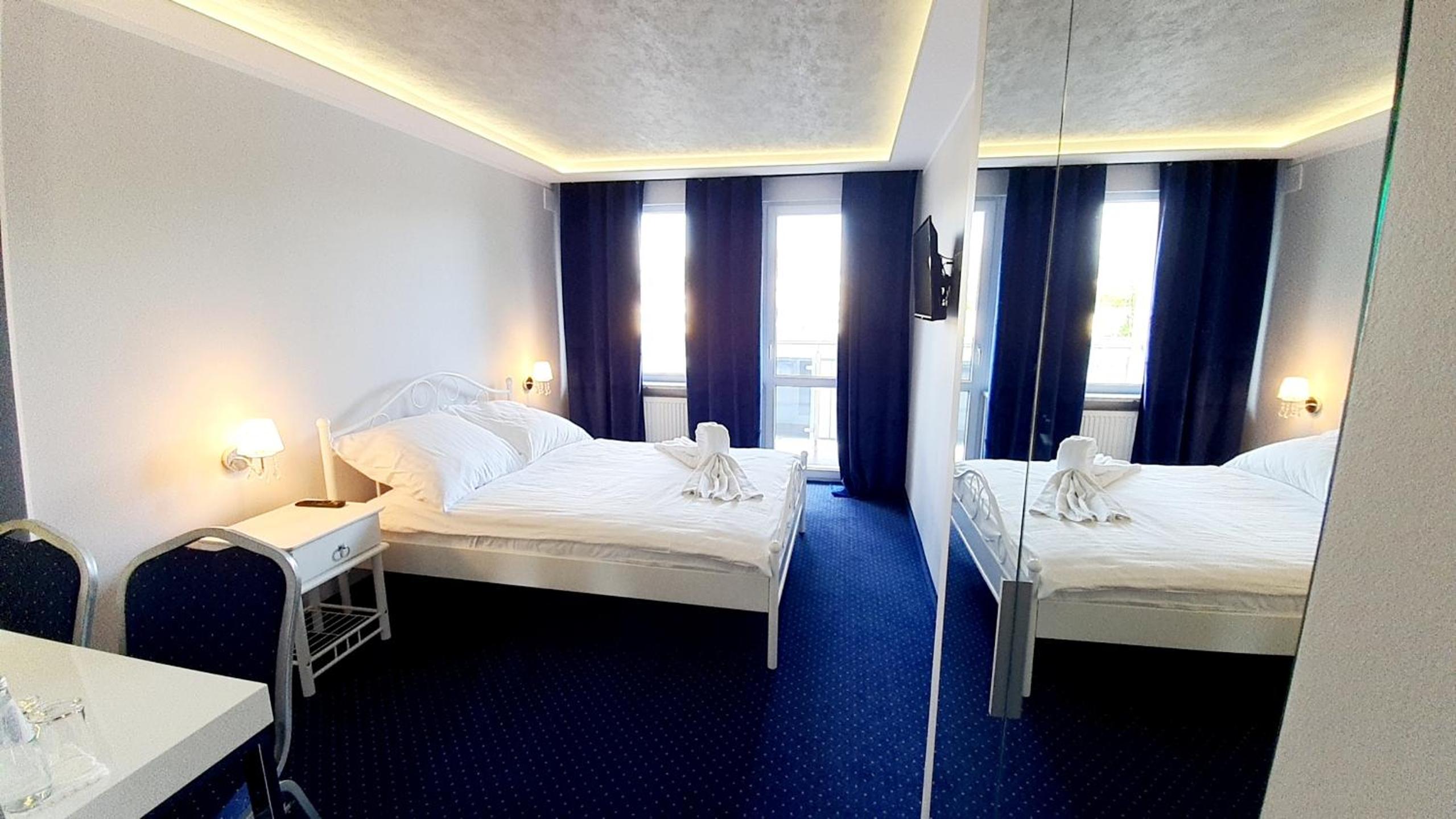 Queen Room with Balcony - Photo 2