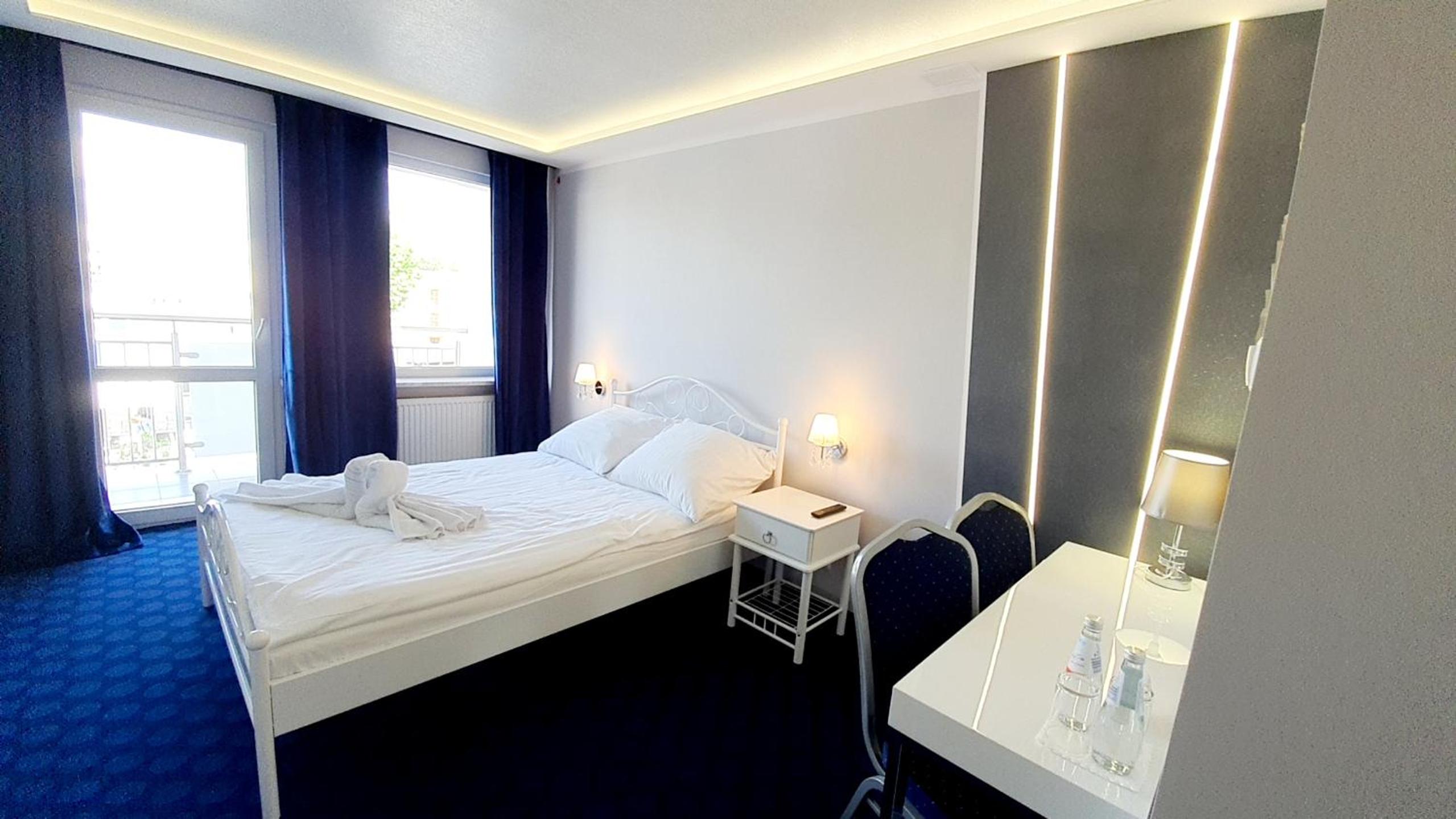 Queen Room with Balcony - Photo 3