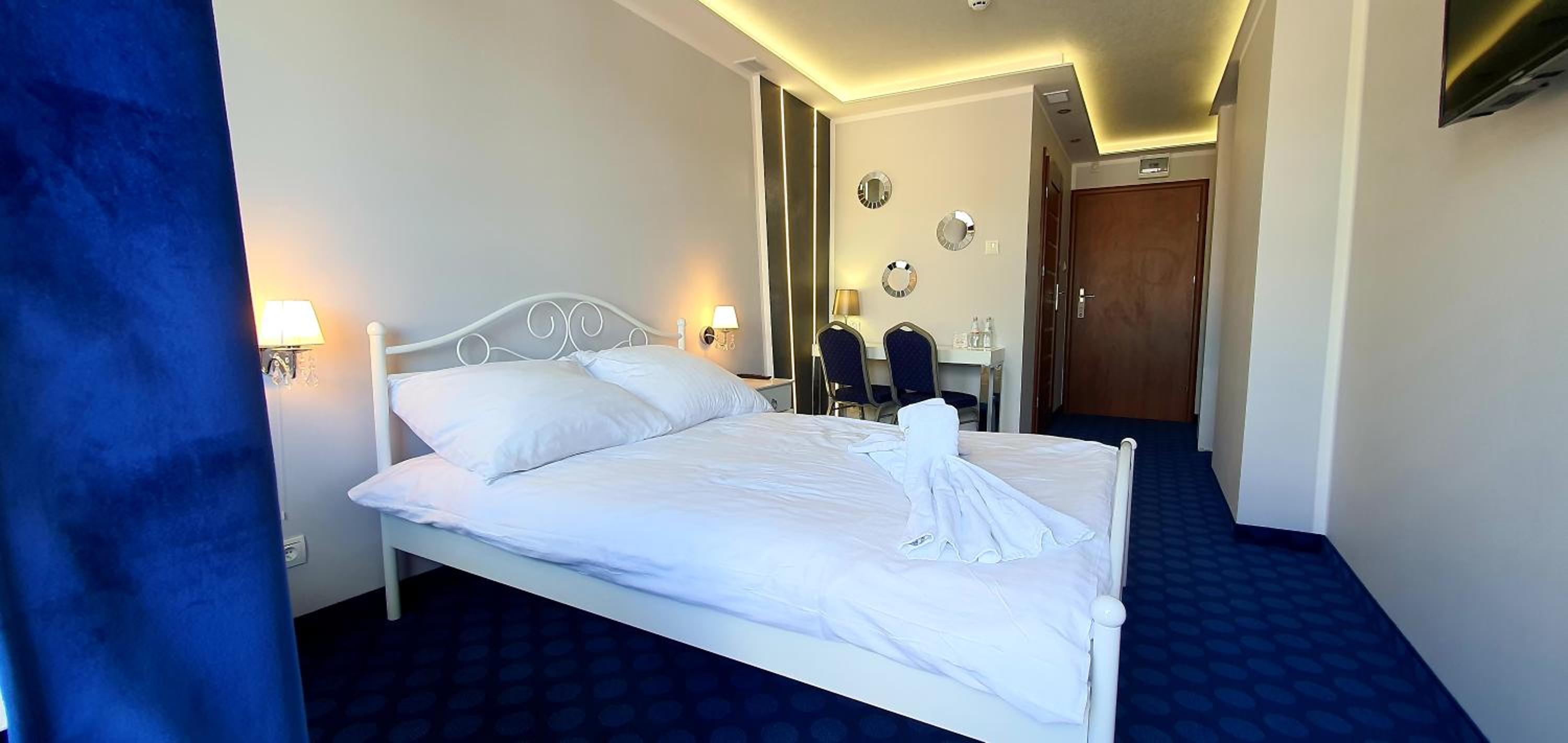 Queen Room with Balcony - Photo 4