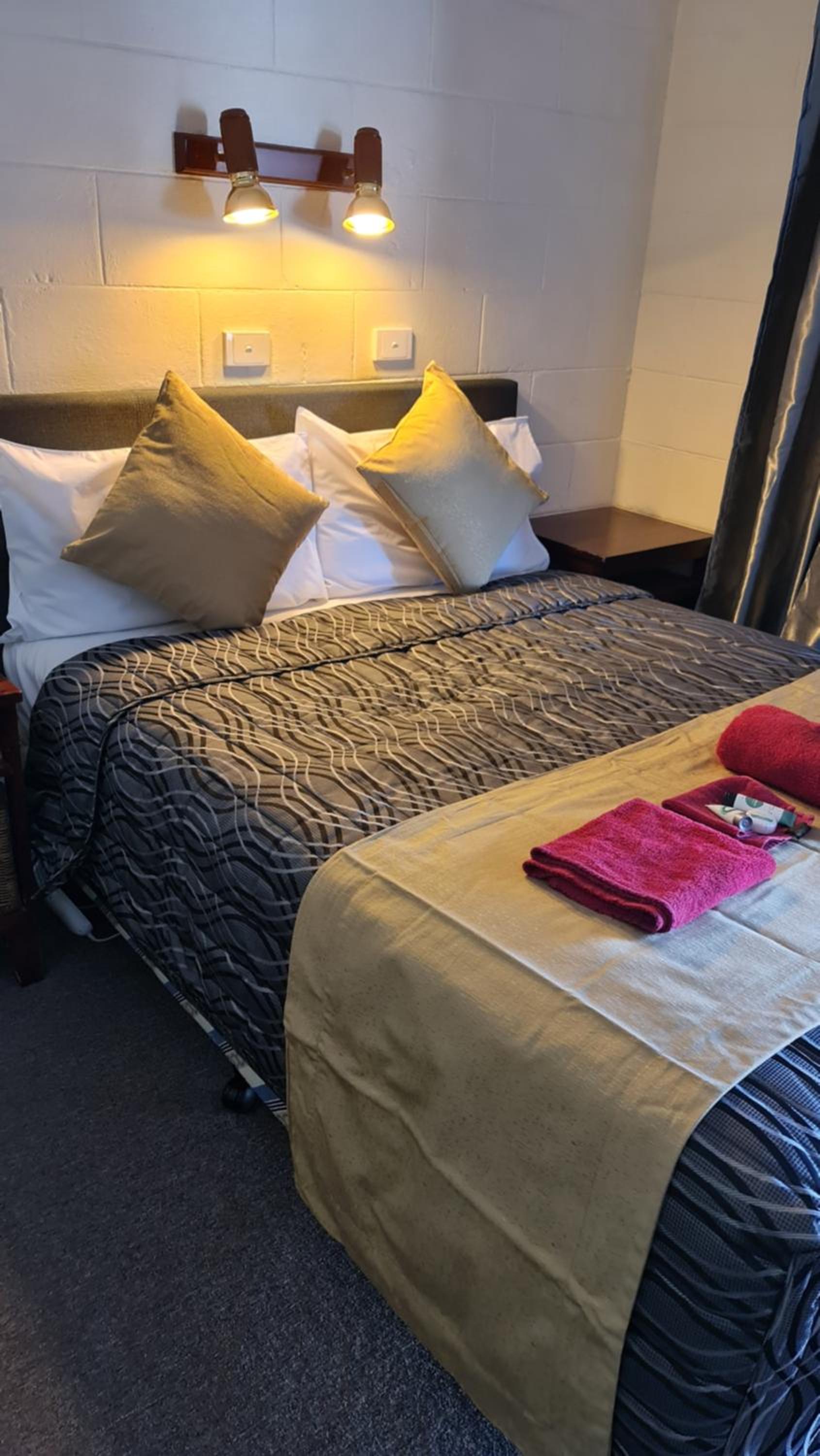 Deluxe Double Room (2 Adults + 1 Child) - Photo 1