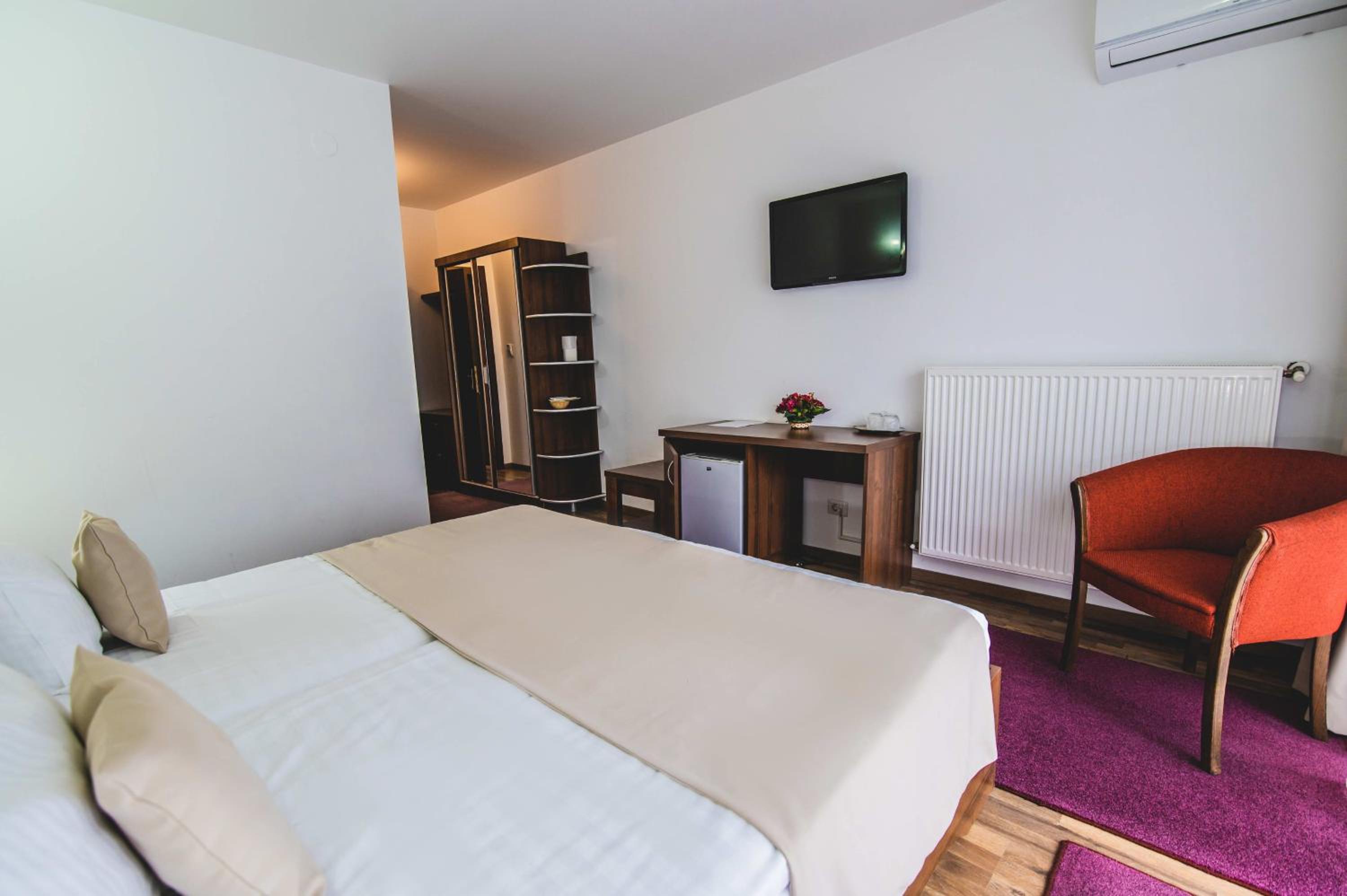 Superior Double or Twin Room with Balcony Building A - Photo 4