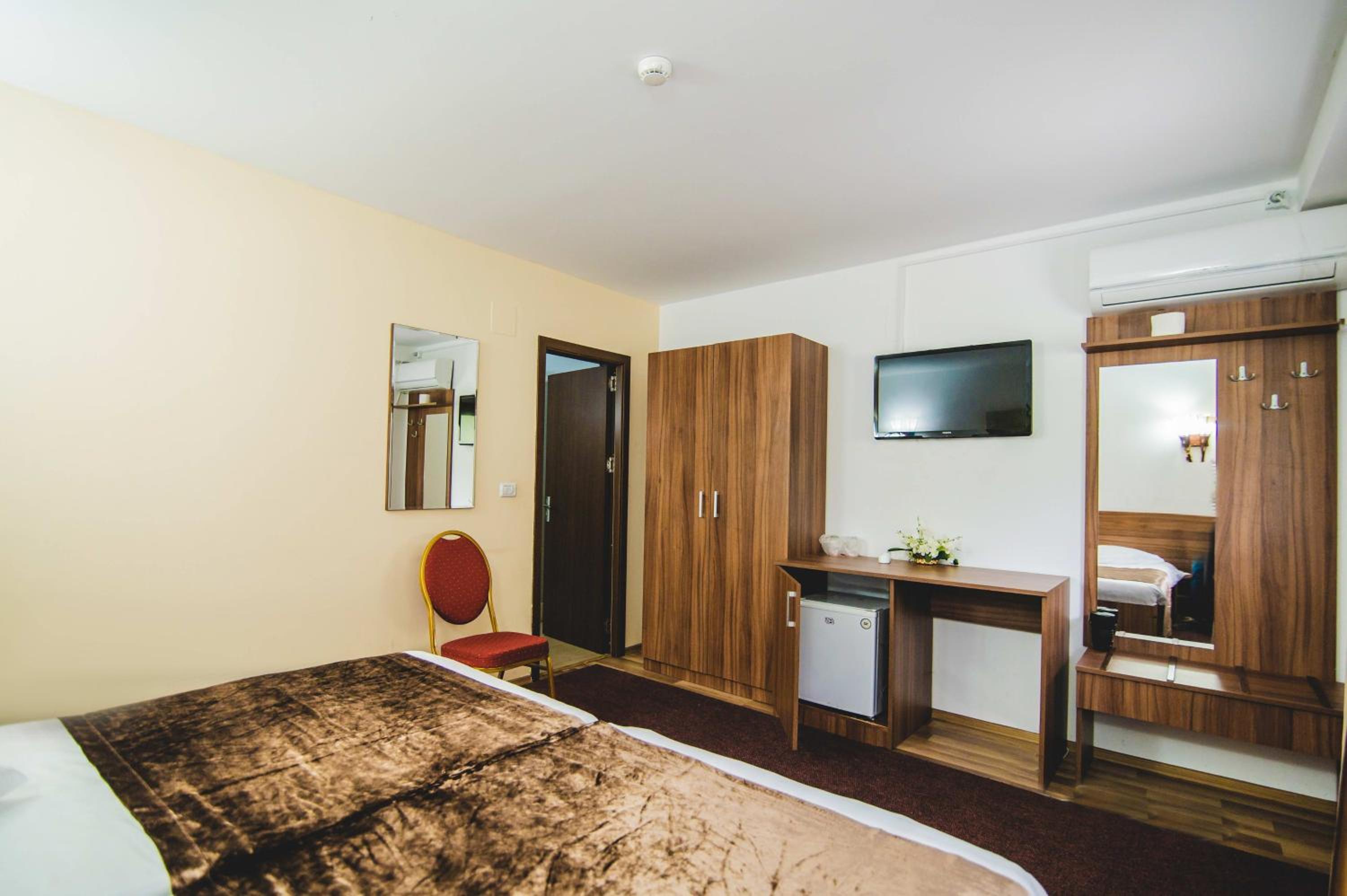 Standard Double or Twin Room Building B with River View - Without Pool Access photo 3