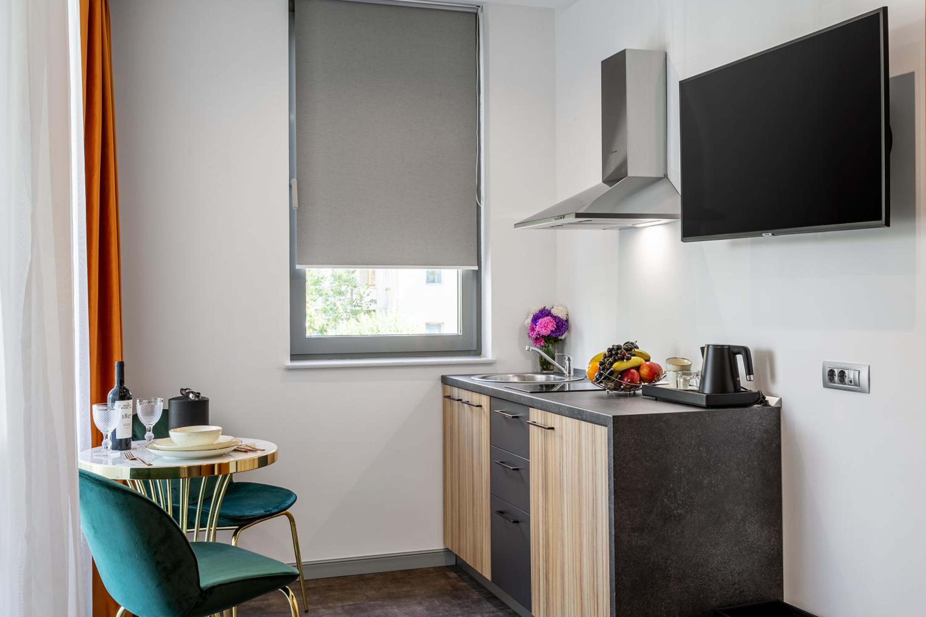 Queen Studio with Balcony and Kitchenette - Photo 9