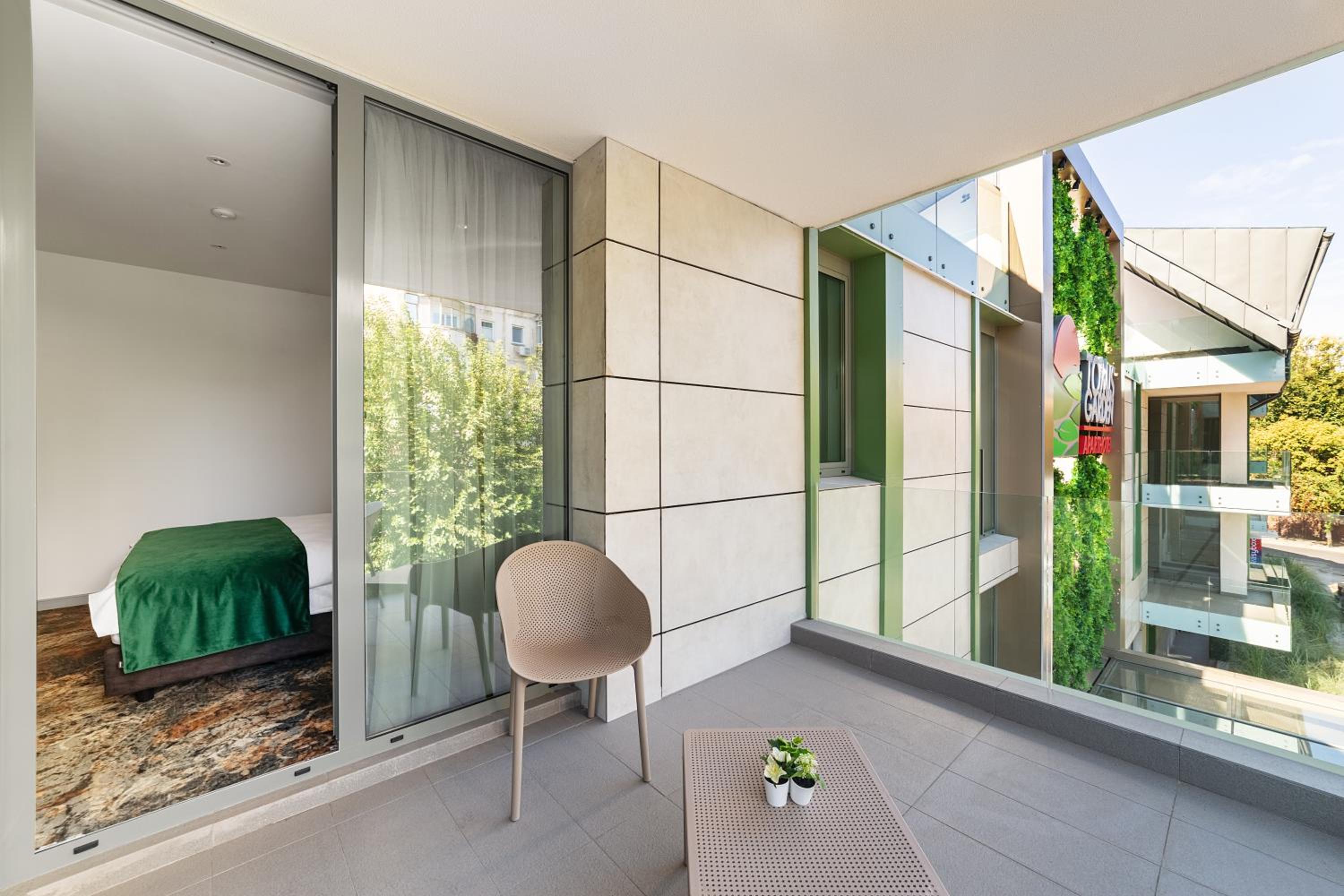 Queen Studio with Balcony and Kitchenette - Photo 8
