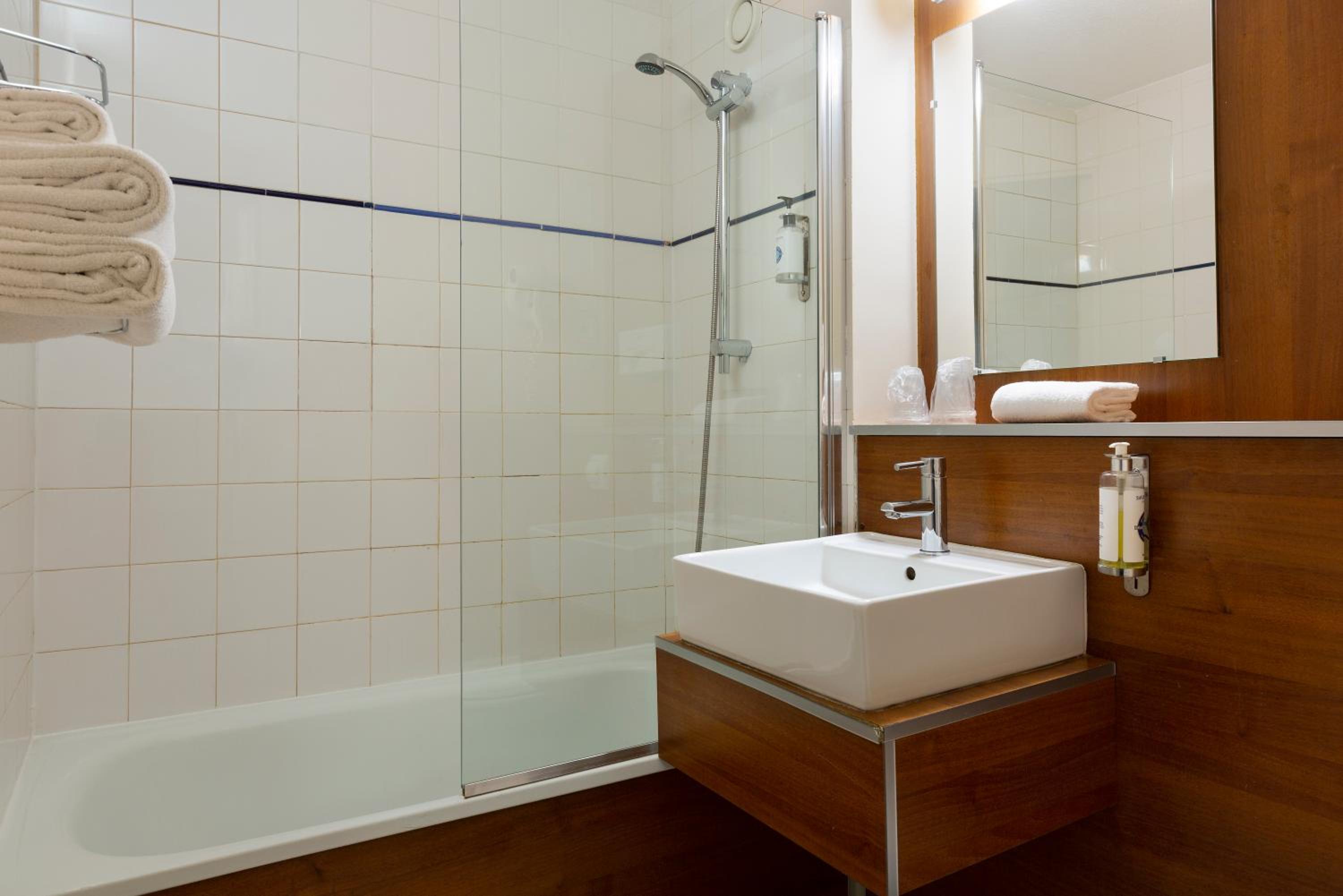 Twin Room - Photo 3