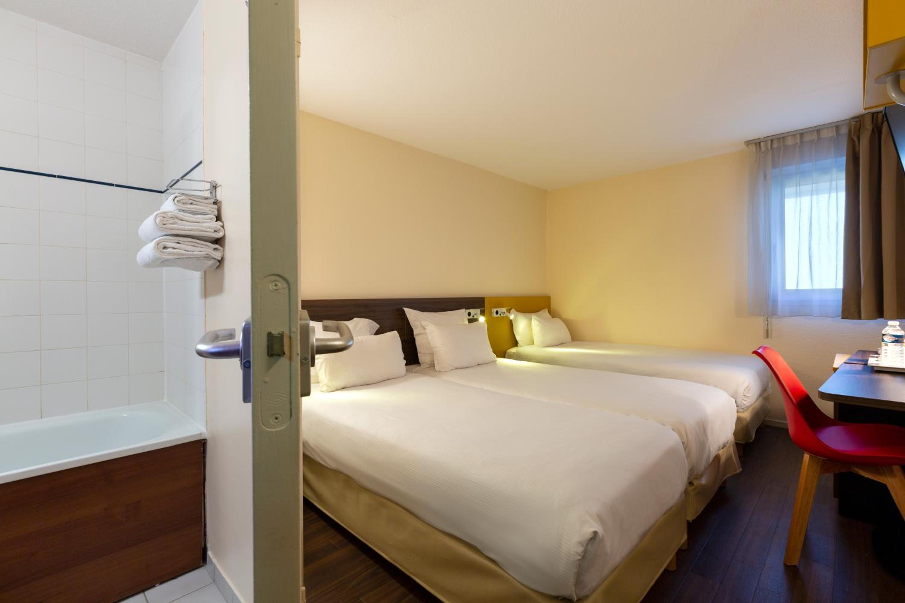Triple Room with Three Single Beds - Photo 5