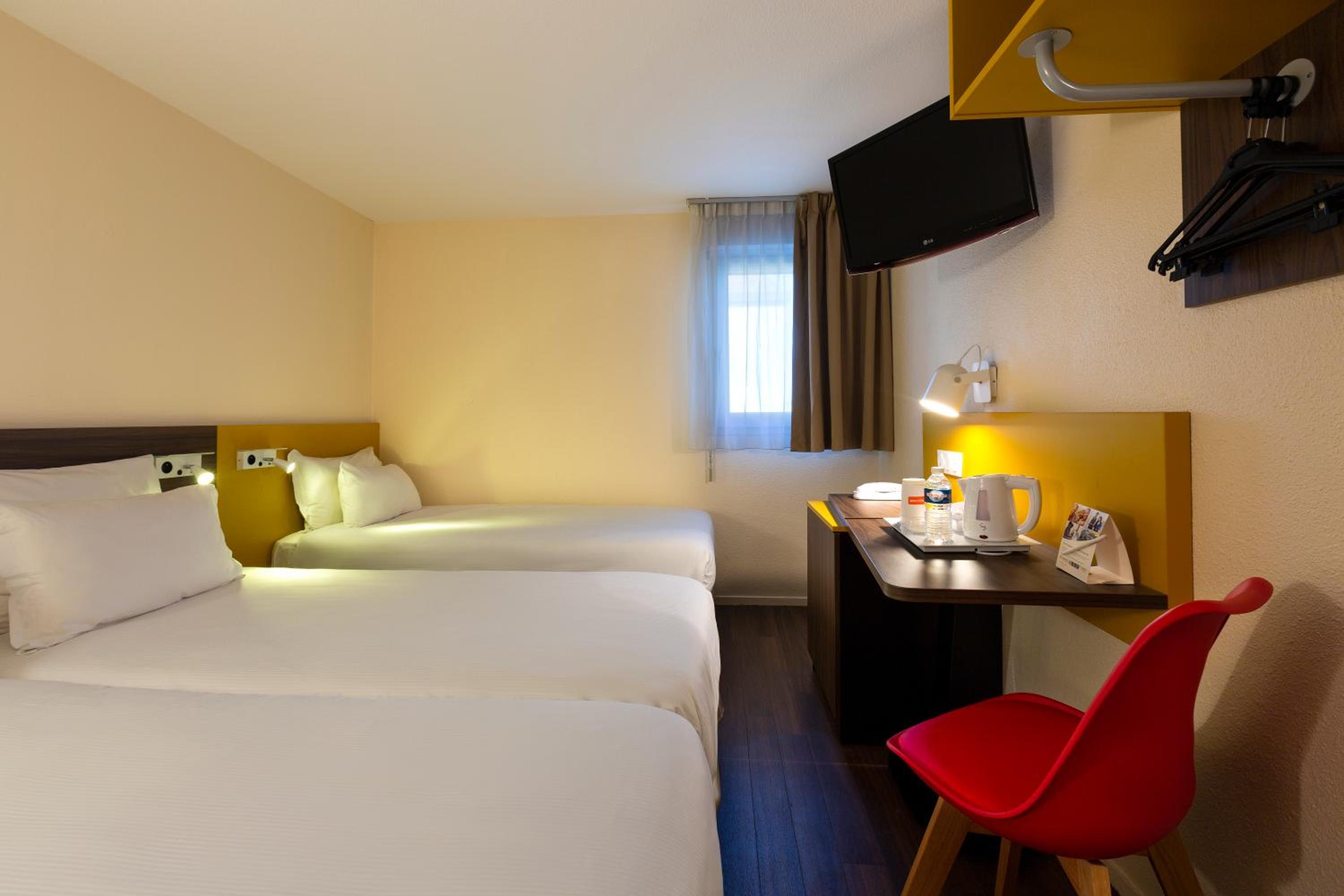 Triple Room with Three Single Beds - Photo 1