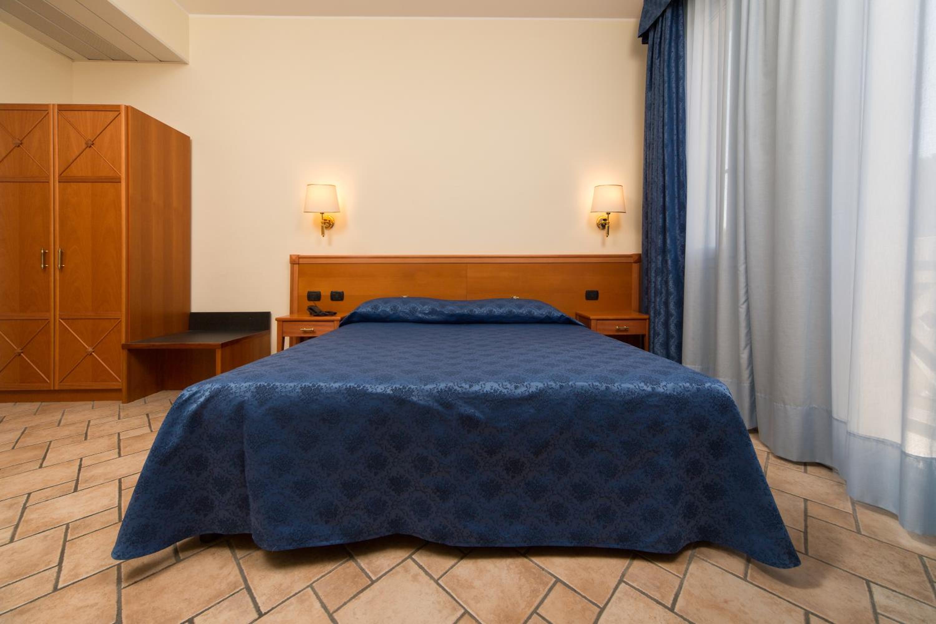 Double Room - Photo 8