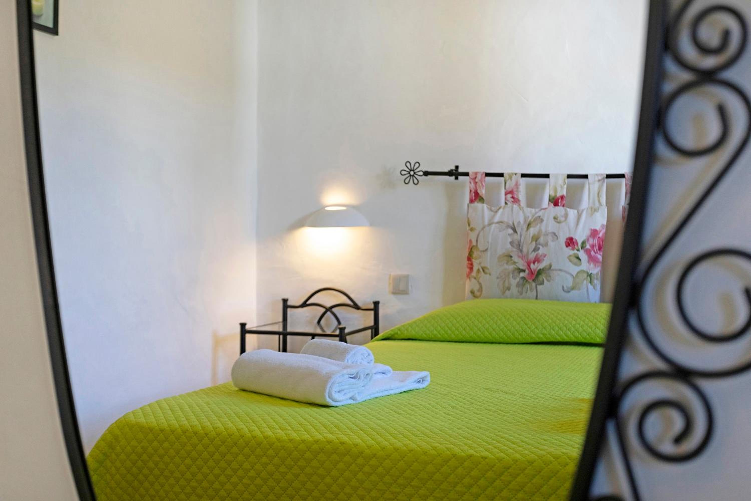 One-Bedroom House - Photo 14