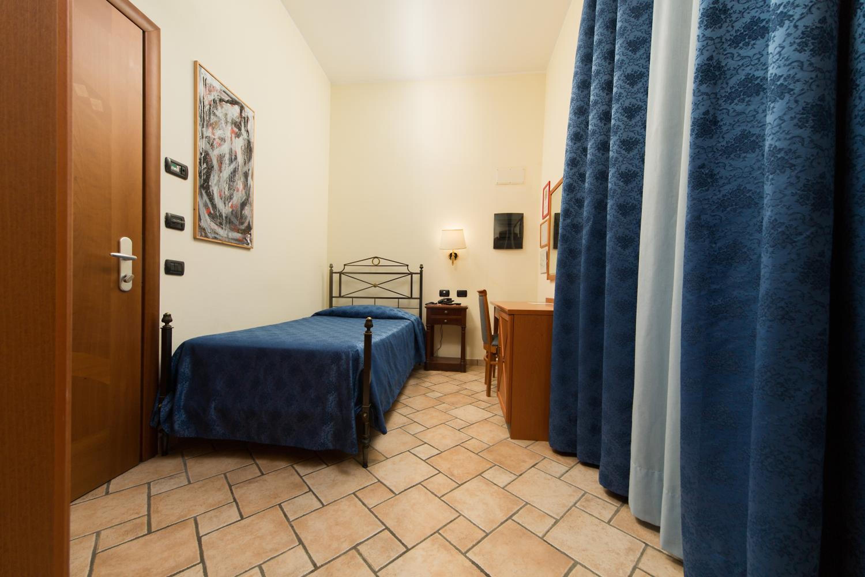 Single Room photo 2